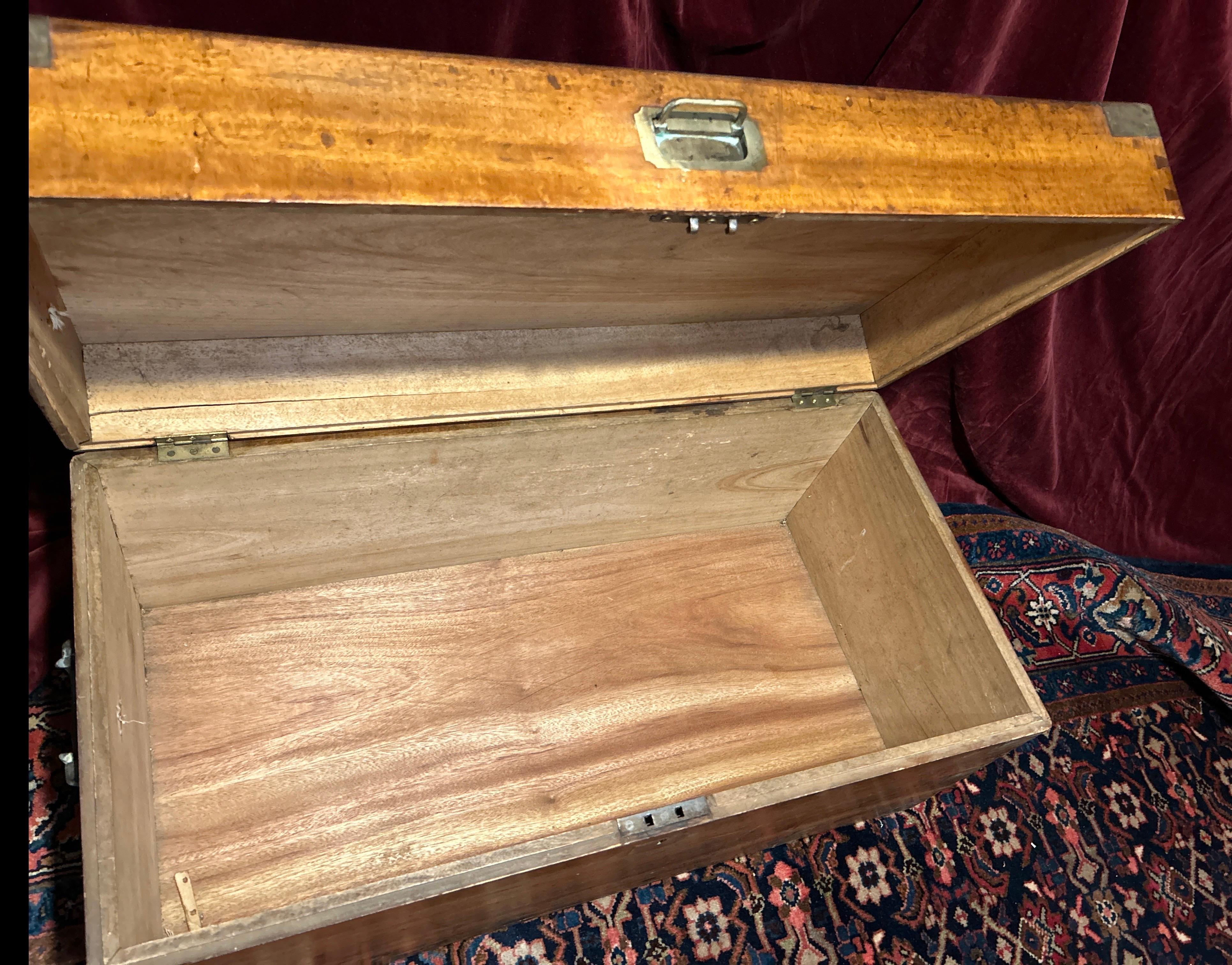 Cassapanca in legno di canfora da campagna militare britannica del XIX secolo con ferramenta in ottone in vendita 12