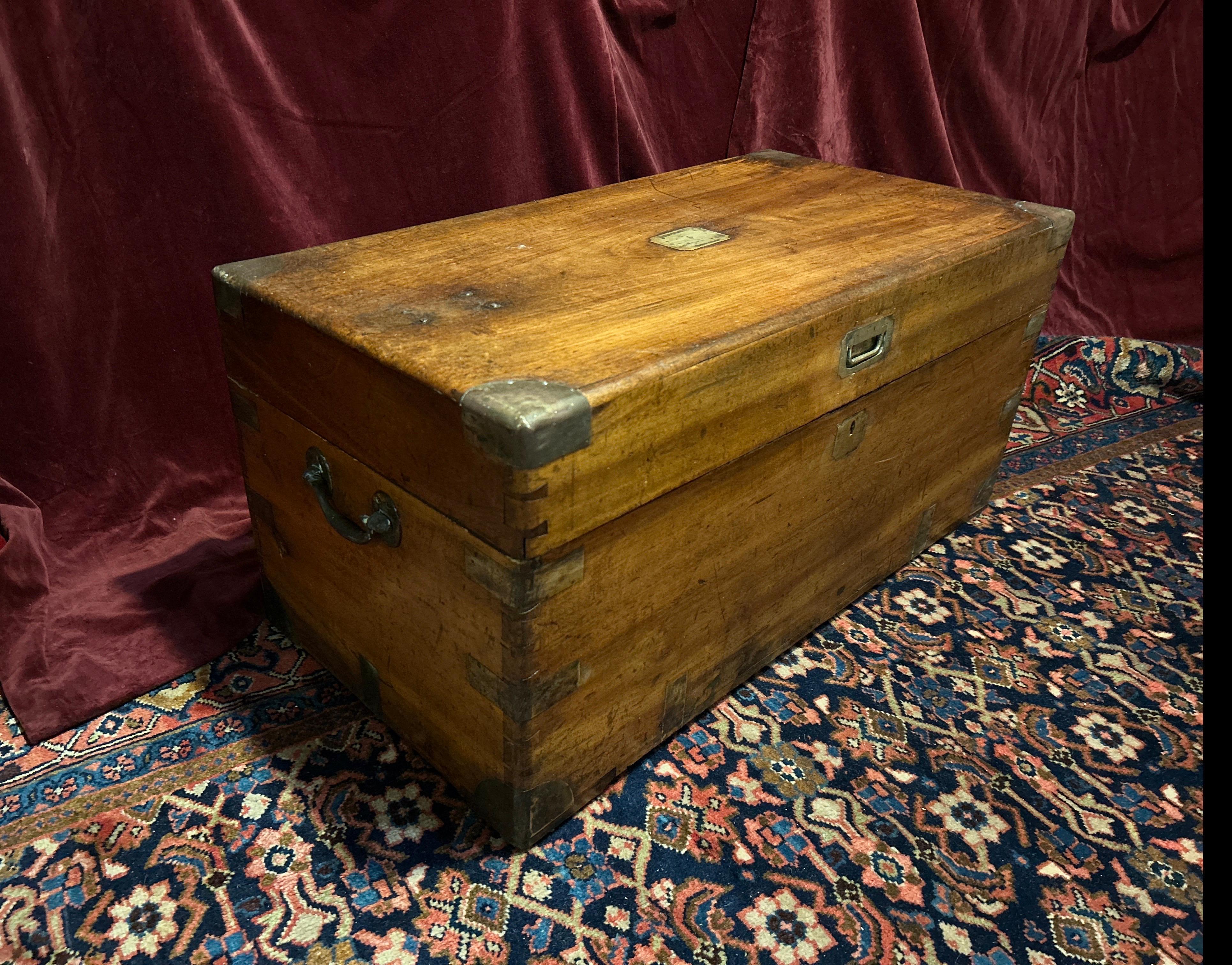 Stile Campaign Cassapanca in legno di canfora da campagna militare britannica del XIX secolo con ferramenta in ottone in vendita