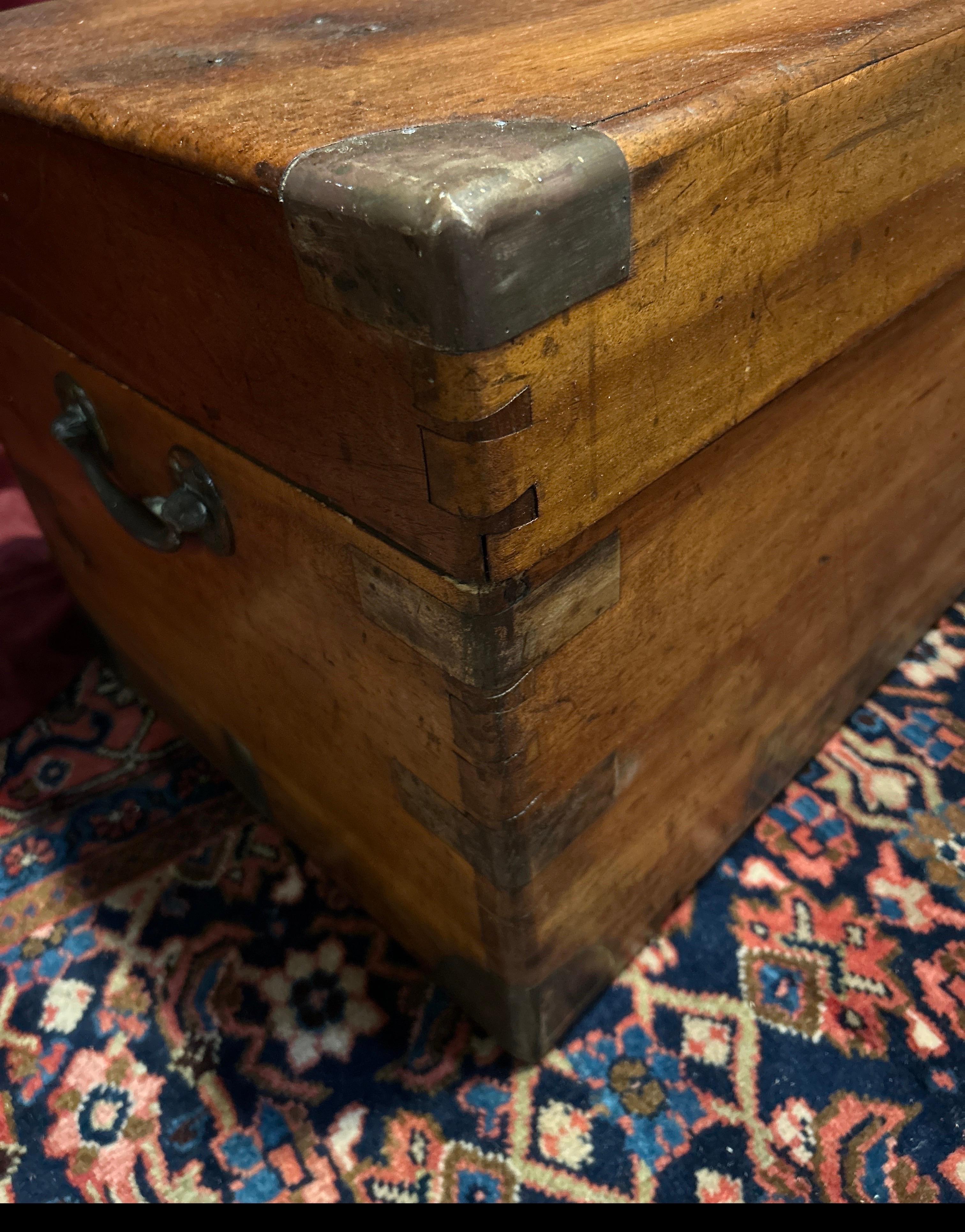 Inglese Cassapanca in legno di canfora da campagna militare britannica del XIX secolo con ferramenta in ottone in vendita