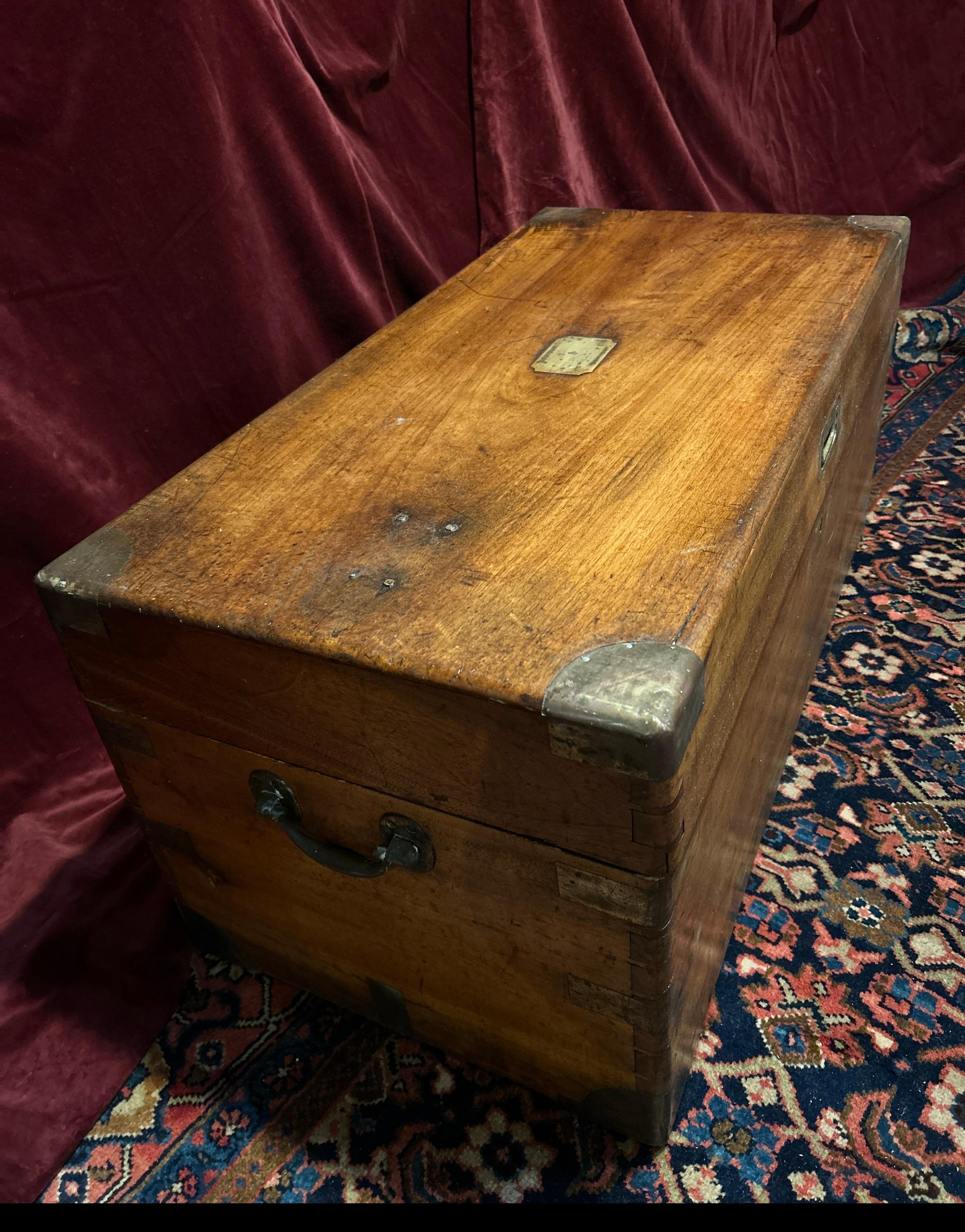 Fatto a mano Cassapanca in legno di canfora da campagna militare britannica del XIX secolo con ferramenta in ottone in vendita