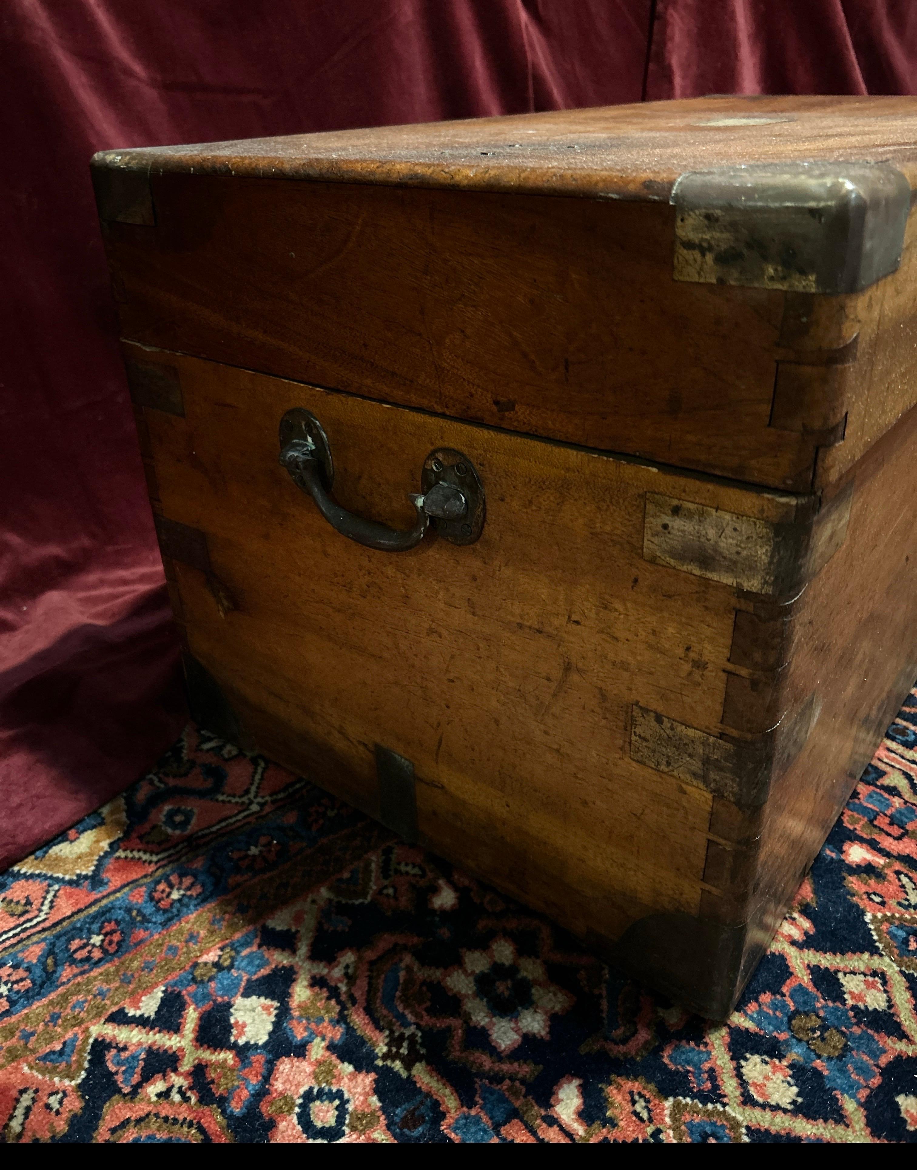 Cassapanca in legno di canfora da campagna militare britannica del XIX secolo con ferramenta in ottone In condizioni buone in vendita a Vancouver, British Columbia