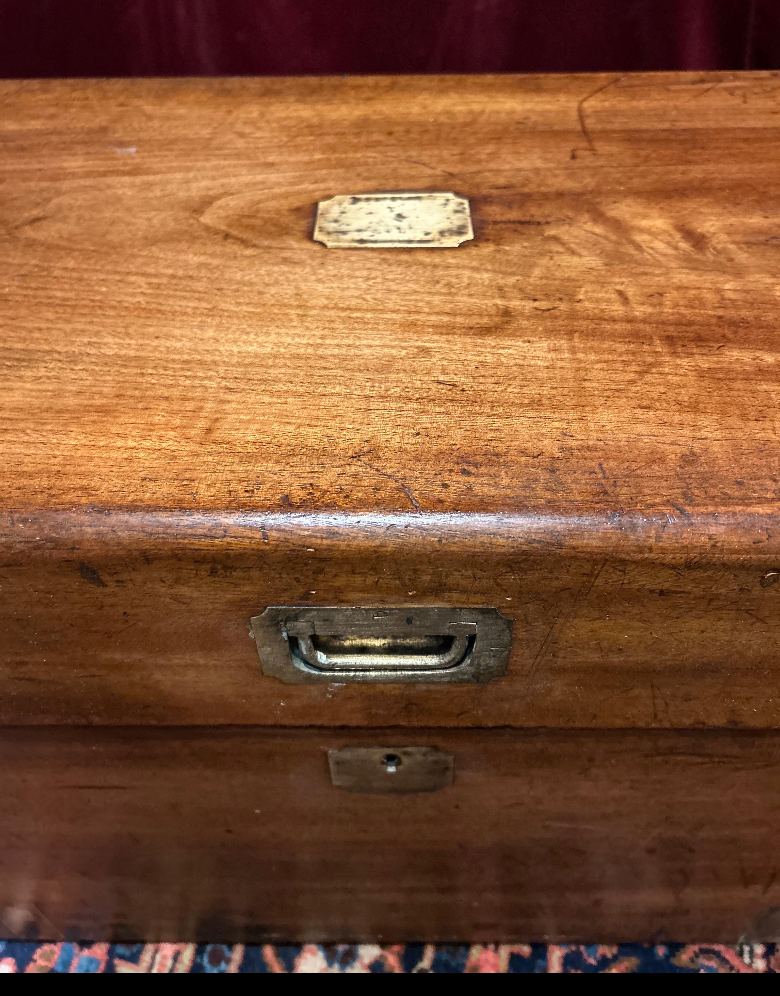 Cassapanca in legno di canfora da campagna militare britannica del XIX secolo con ferramenta in ottone in vendita 1