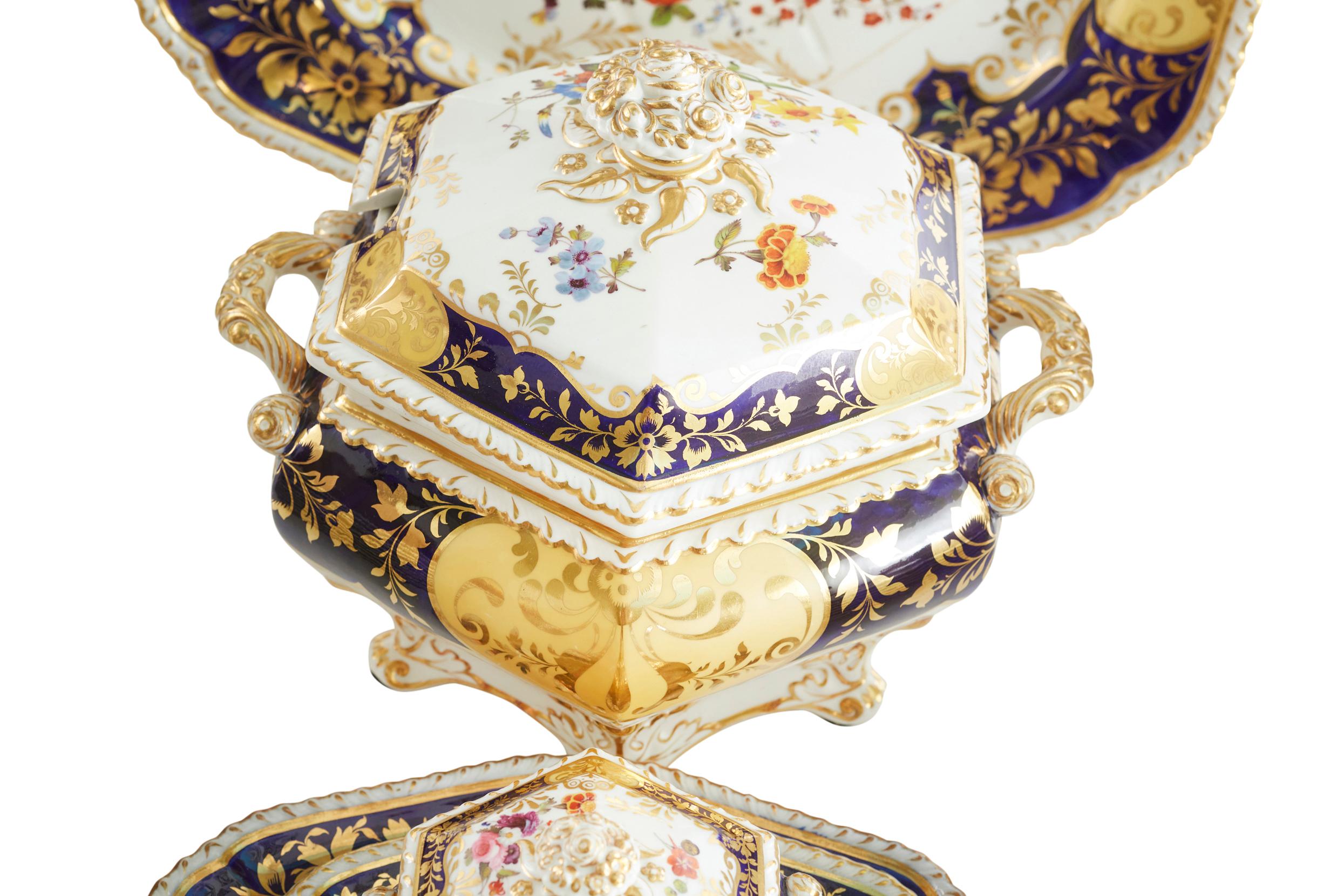 19th Century British Porcelain Dinnerware Service For Sale 1