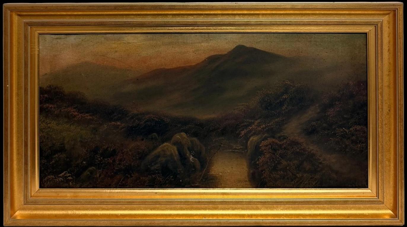 Landscape Painting di 19th century British School - Pittura ad olio vittoriana firmata della brughiera scozzese, con un paesaggio nebbioso e crepuscolare
