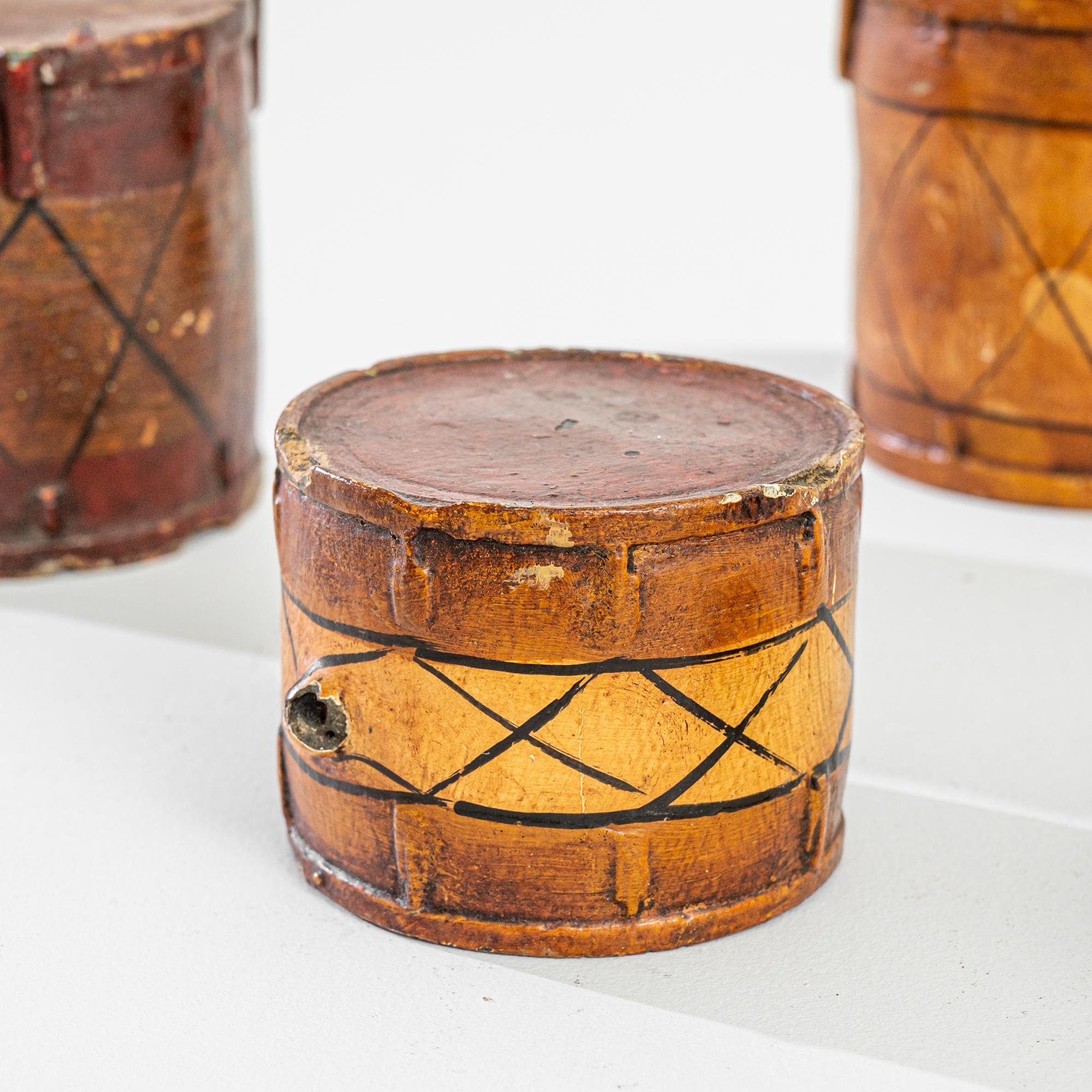 Rehaussez votre décor avec cet ensemble unique de tambours britanniques en terre cuite du XIXe siècle, composé de deux tambours de taille moyenne et de deux tambours plus petits. Fabriqués avec précision, ces tambours présentent des lignes complexes