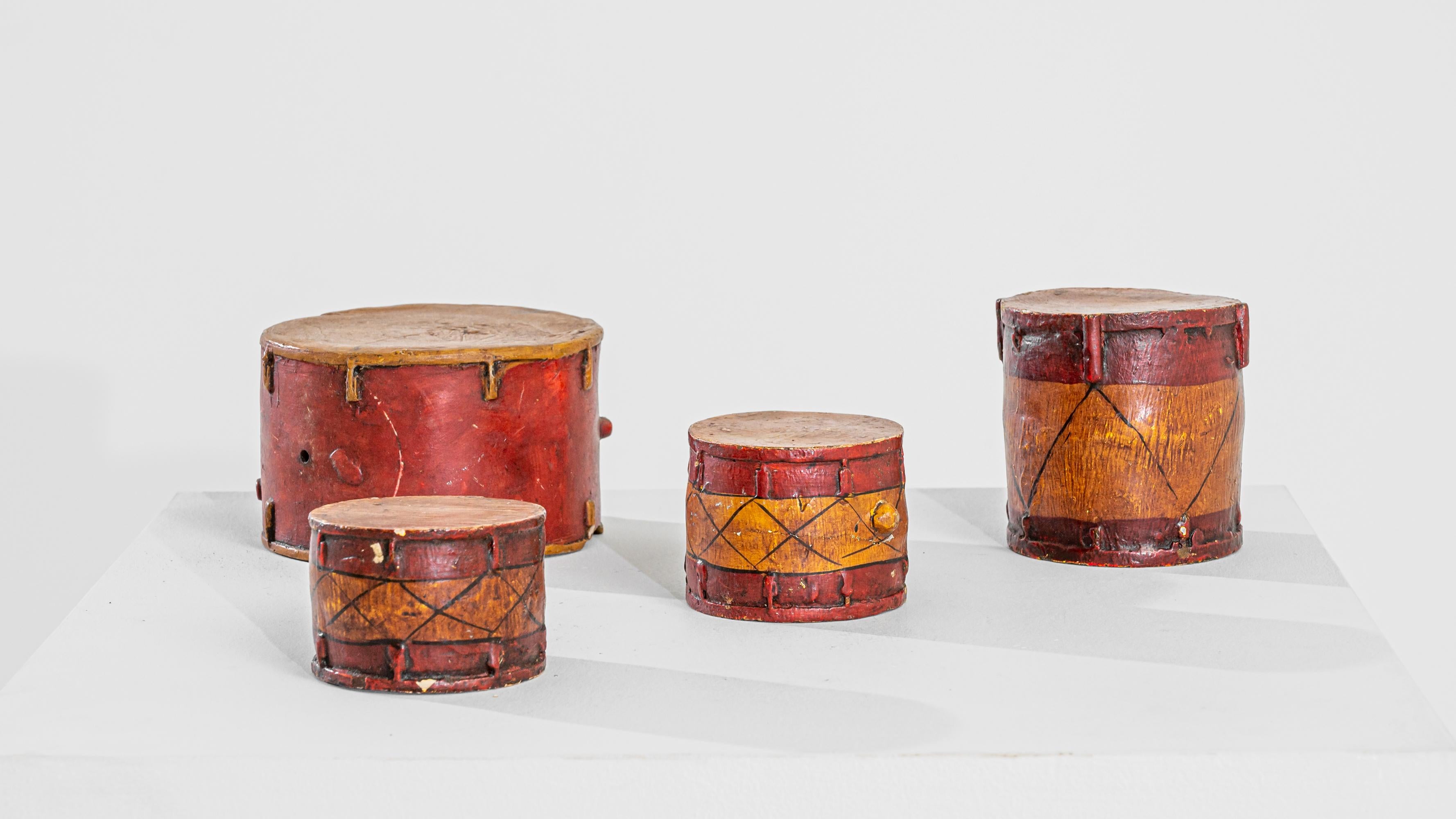 Rehaussez votre décor avec cet ensemble unique de tambours britanniques en terre cuite du XIXe siècle, composé d'un tambour de grande taille, d'un tambour de taille moyenne et de deux tambours plus petits. Fabriqués avec précision, ces tambours