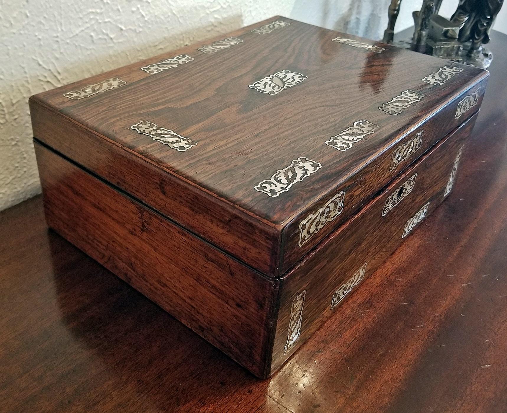 19th Century British Wood and Mother of Pearl Inlaid Dressing Table Box In Good Condition In Dallas, TX