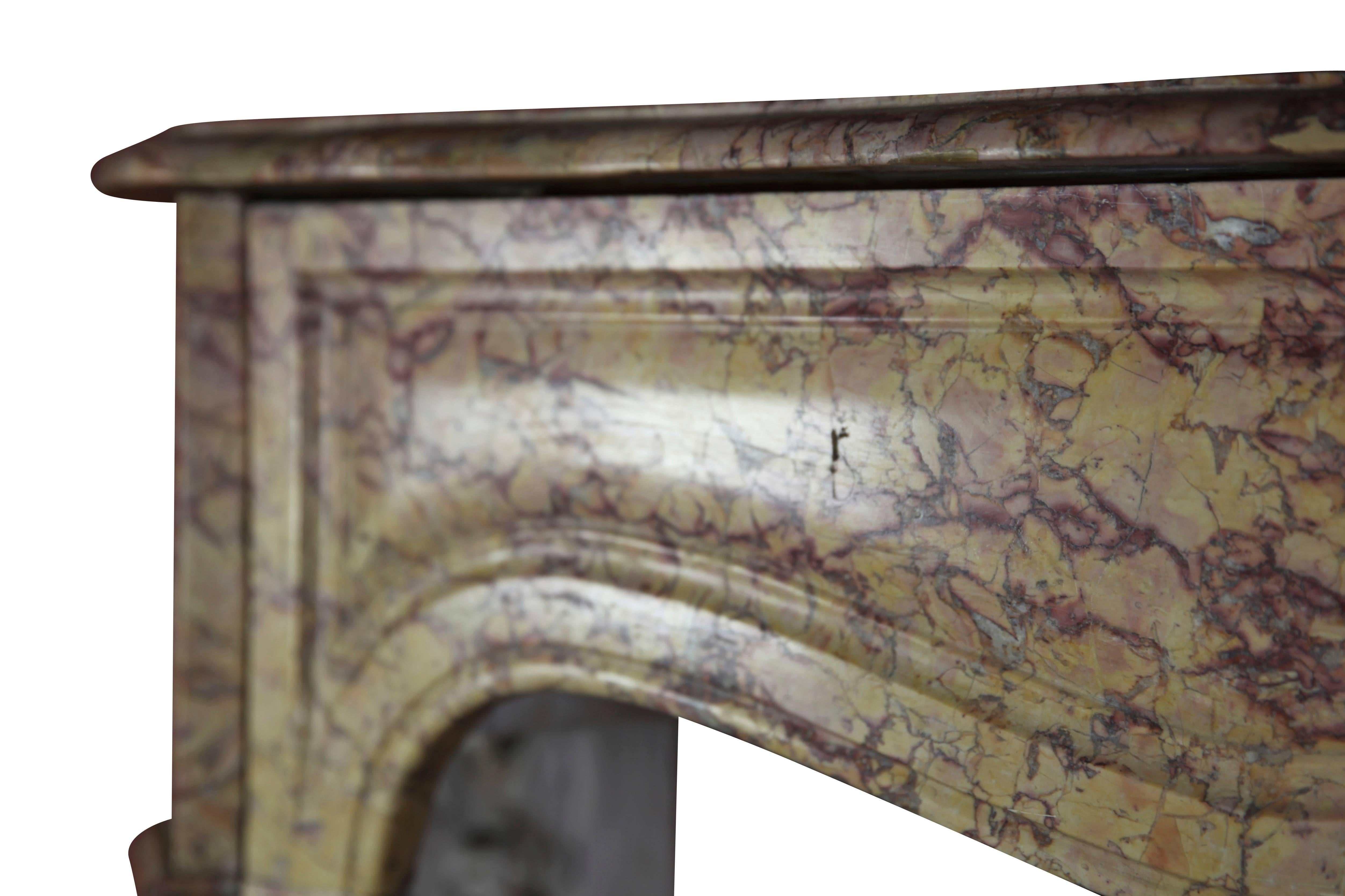 Cheminée ancienne décorative originale en marbre Brocatelle d'Espagne
Style Pompadour. Petite restauration sur le côté arrière gauche de l'étagère ; voir images
Mesures :
111 cm EW 43.70