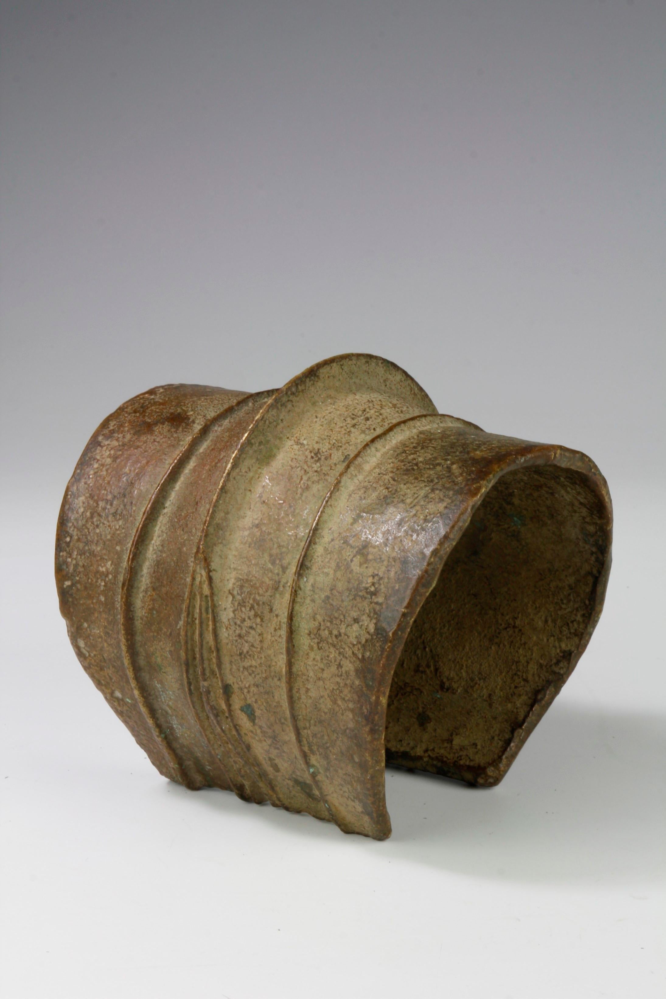 Les femmes mariées des cultures Mongo et Ekonde de la République démocratique du Congo portaient de lourds ornements de jambe en bronze moulé comme celui-ci, connu sous le nom de 