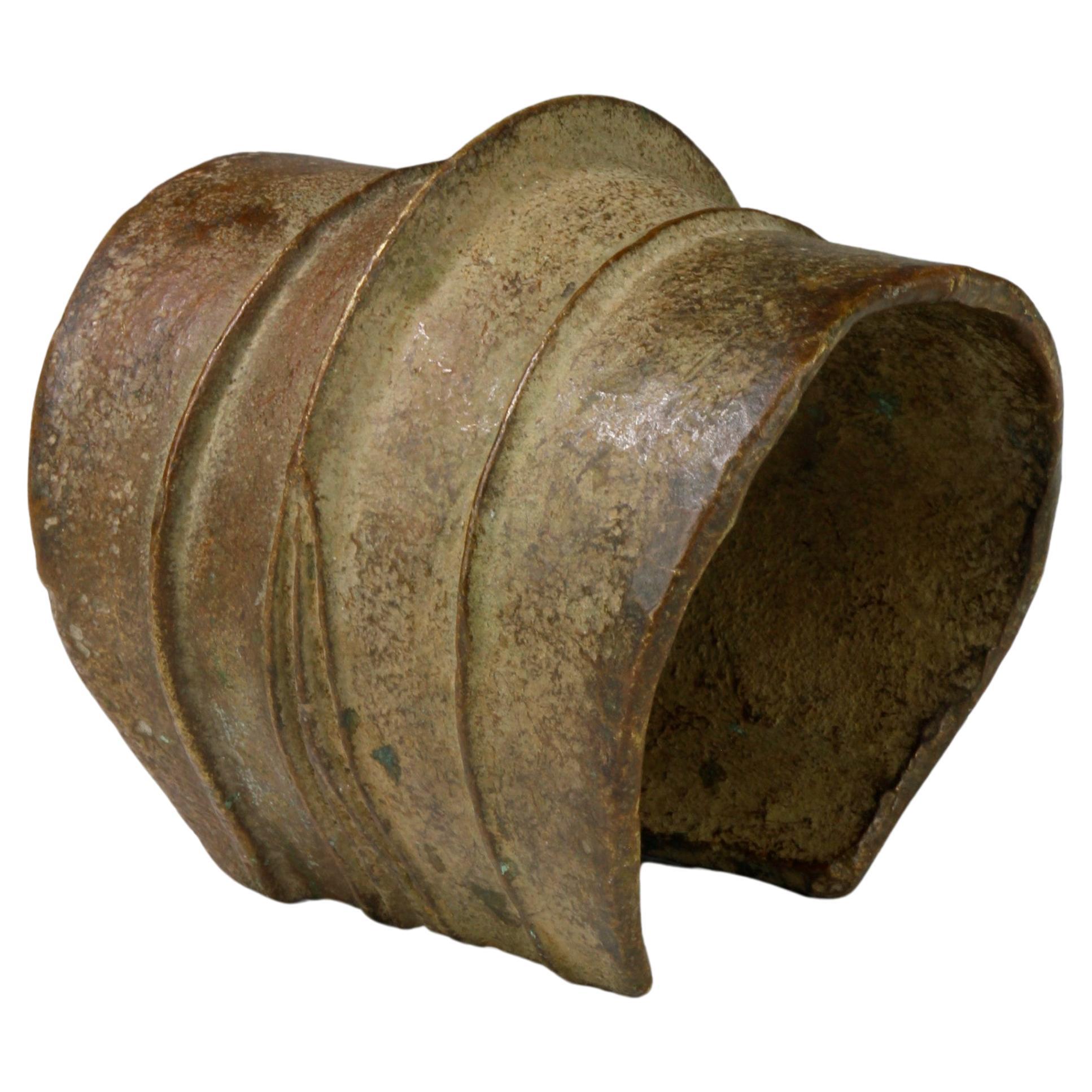 Adorno de aleación de bronce del siglo XIX para pierna de mujer mongo/ekonde ("Konga"), RDC