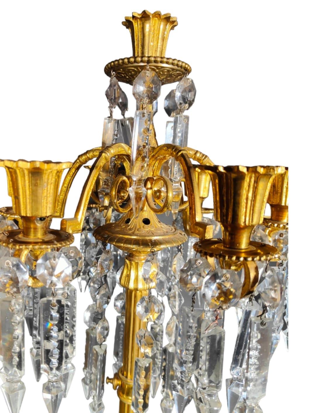 Bronze- und Kristallkronleuchter aus dem 19. Jahrhundert: Vergoldete Eleganz und Kristall im Radschliff im Angebot 4