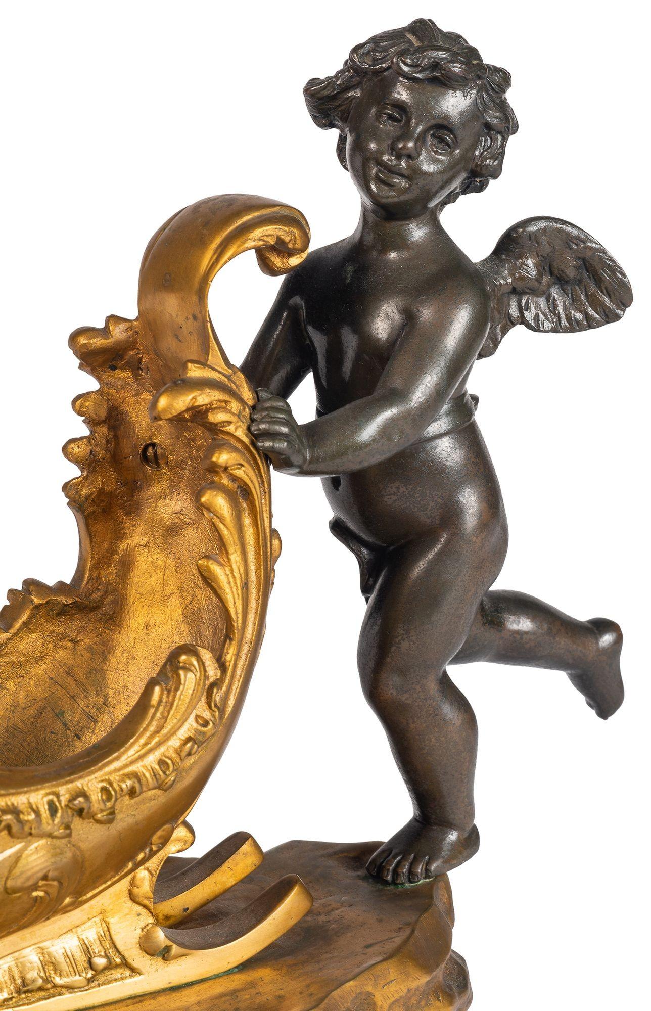 Français 19e siècle Chérubin en bronze et bronze doré poussant un traîneau. en vente