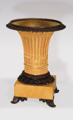 Tazza a forma di vaso in bronzo e ormolu del XIX secolo in stile gotico