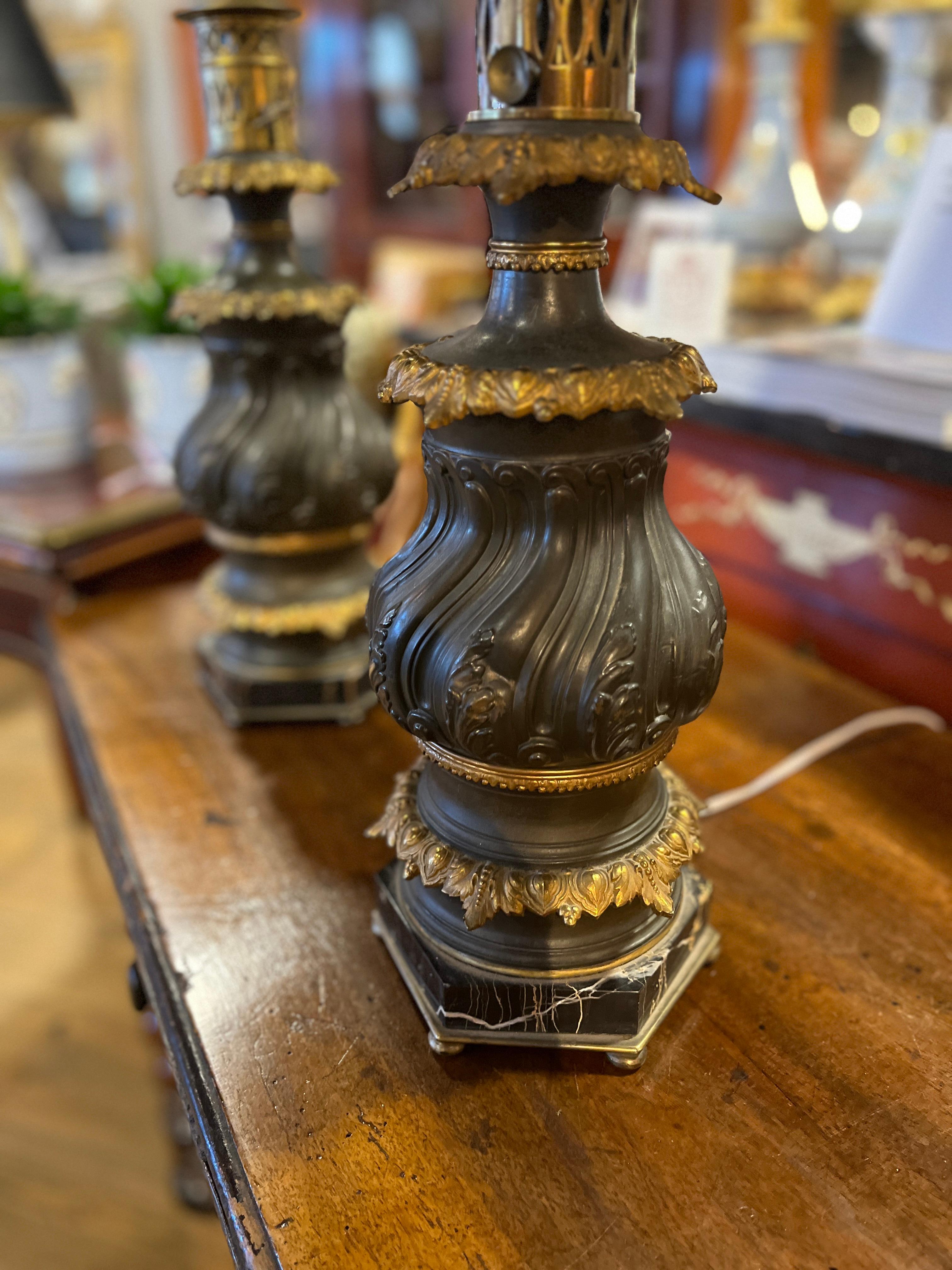 Lampes à huile en bronze et bronze doré sur socle en marbre du XIXe siècle, converties à l'électricité