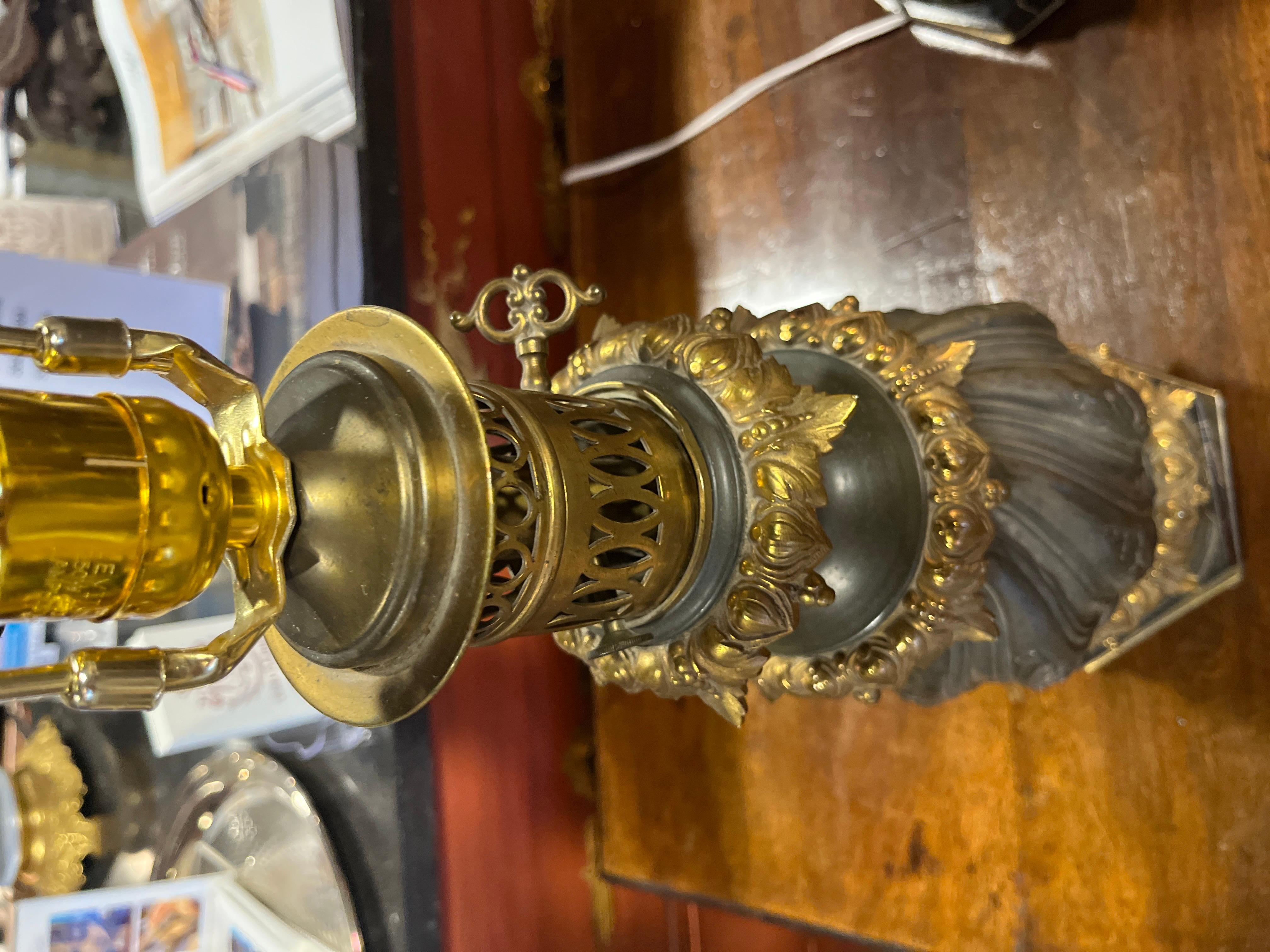 Öllampen aus Bronze und Goldbronze des 19. Jahrhunderts auf Marmorsockel, umgewandelt (Napoleon III.) im Angebot