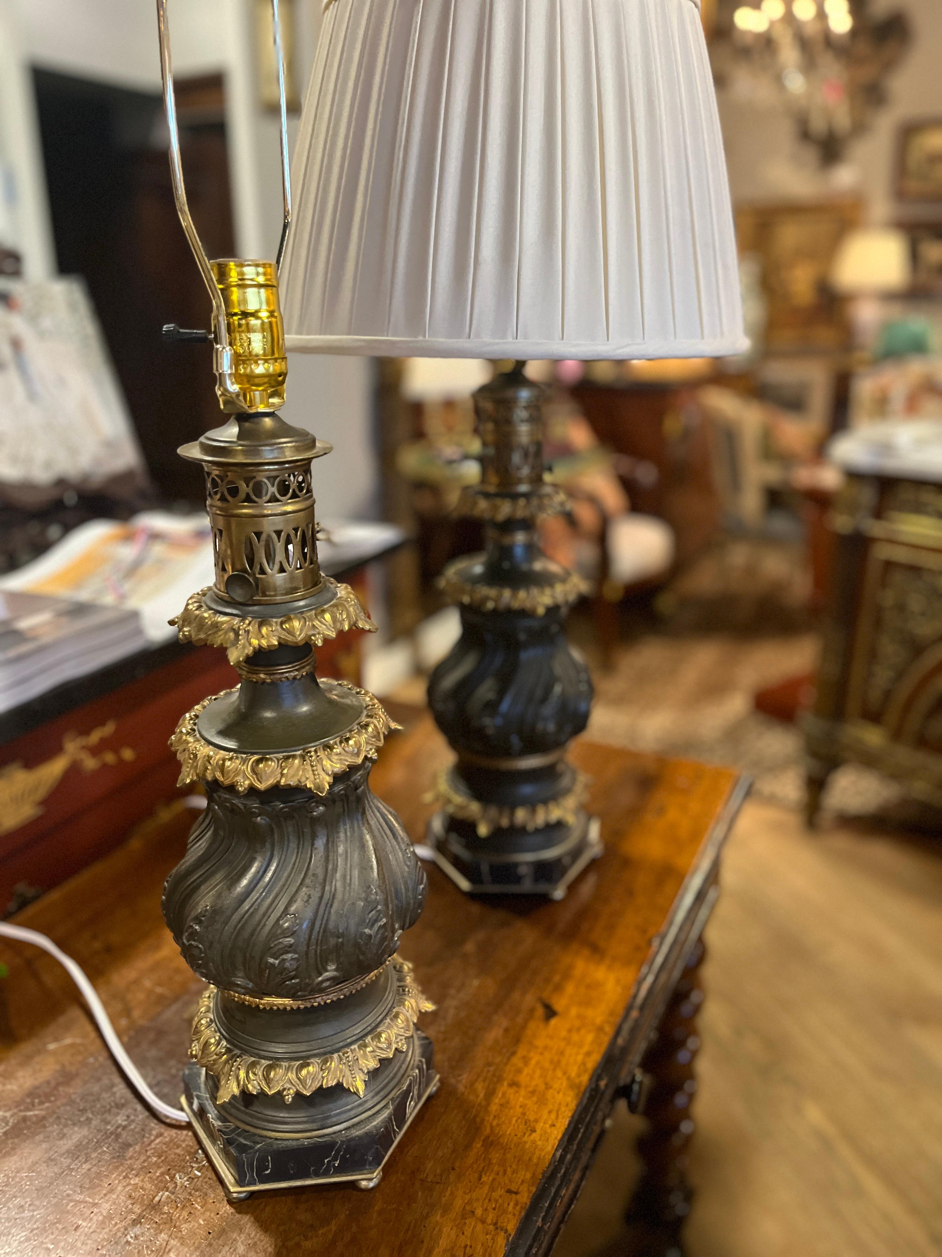 XIXe siècle Lampes à huile en bronze et bronze doré sur base en marbre, converties en lampes électriques, 19e siècle en vente