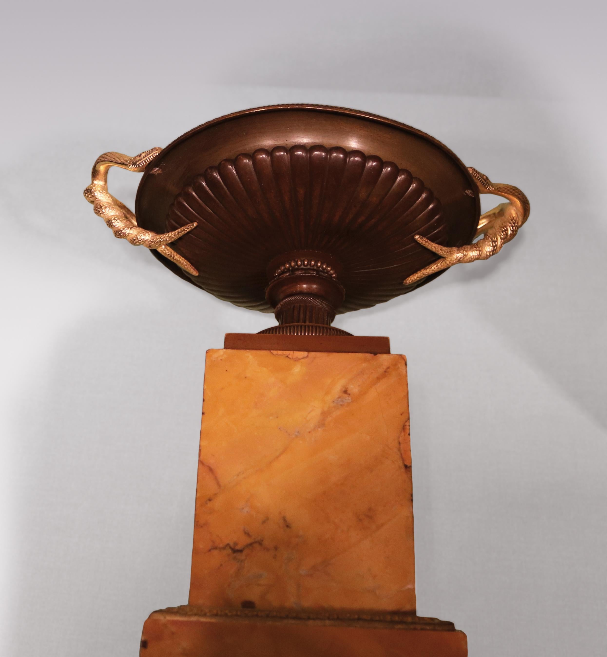 Inglese Tazze in bronzo e ormolu con serpenti del XIX secolo in vendita