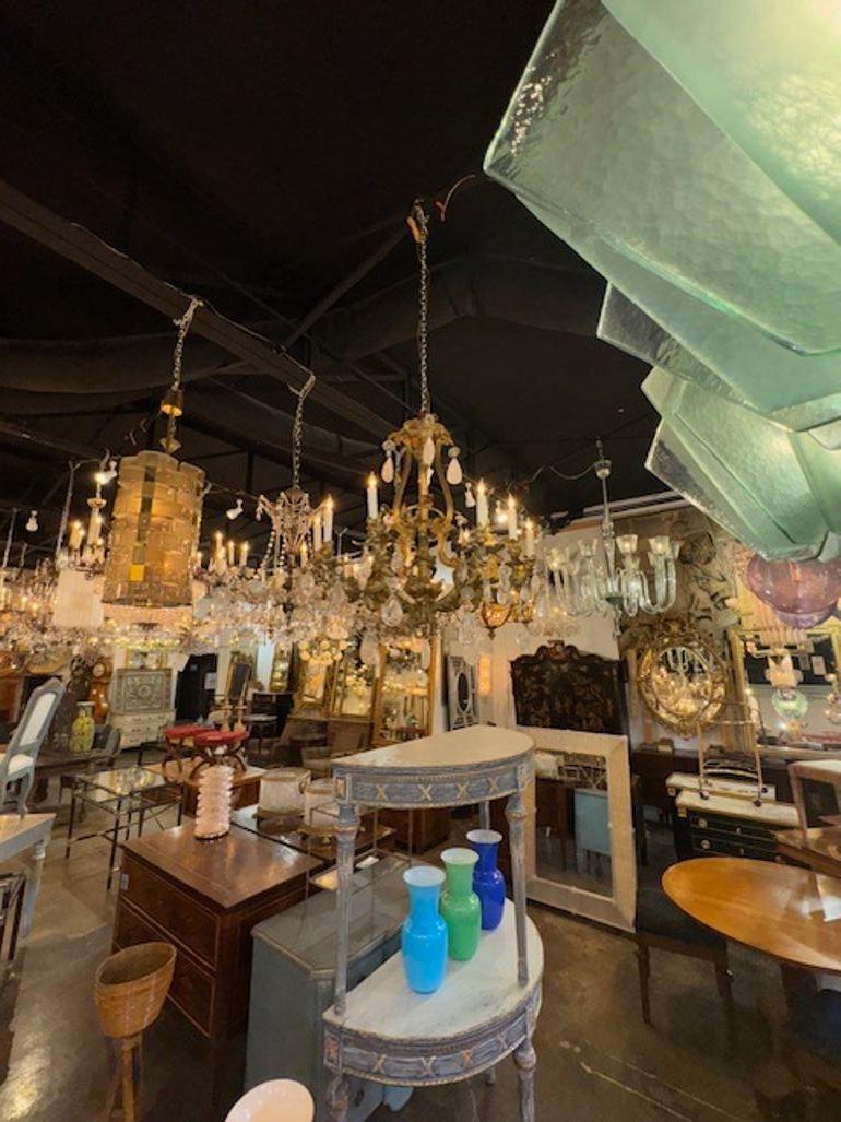 Francese Lampadario in bronzo e cristallo di rocca con cherubini del XIX secolo in vendita