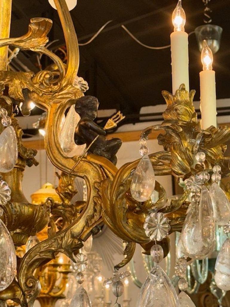 Bronzo Lampadario in bronzo e cristallo di rocca con cherubini del XIX secolo in vendita