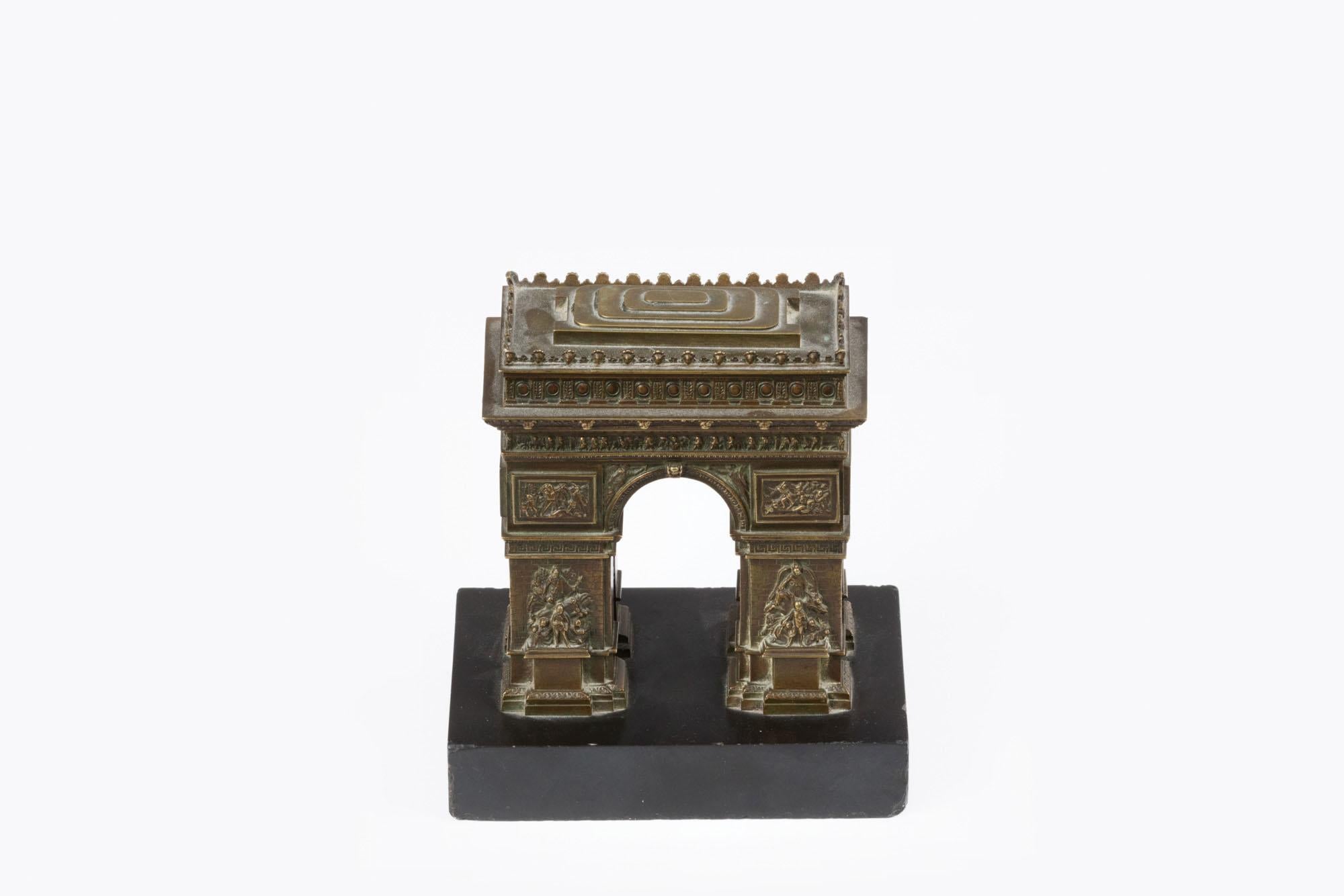 bronze des 19. Jahrhunderts in Form des Arc de Triomphe, Paris, montiert auf Marmorsockel. Die dekorative Form des Bogens verkörpert den neoklassizistischen Stil der Bildhauerei aus der ersten Hälfte des 19. Jahrhunderts und ehrt diejenigen, die für