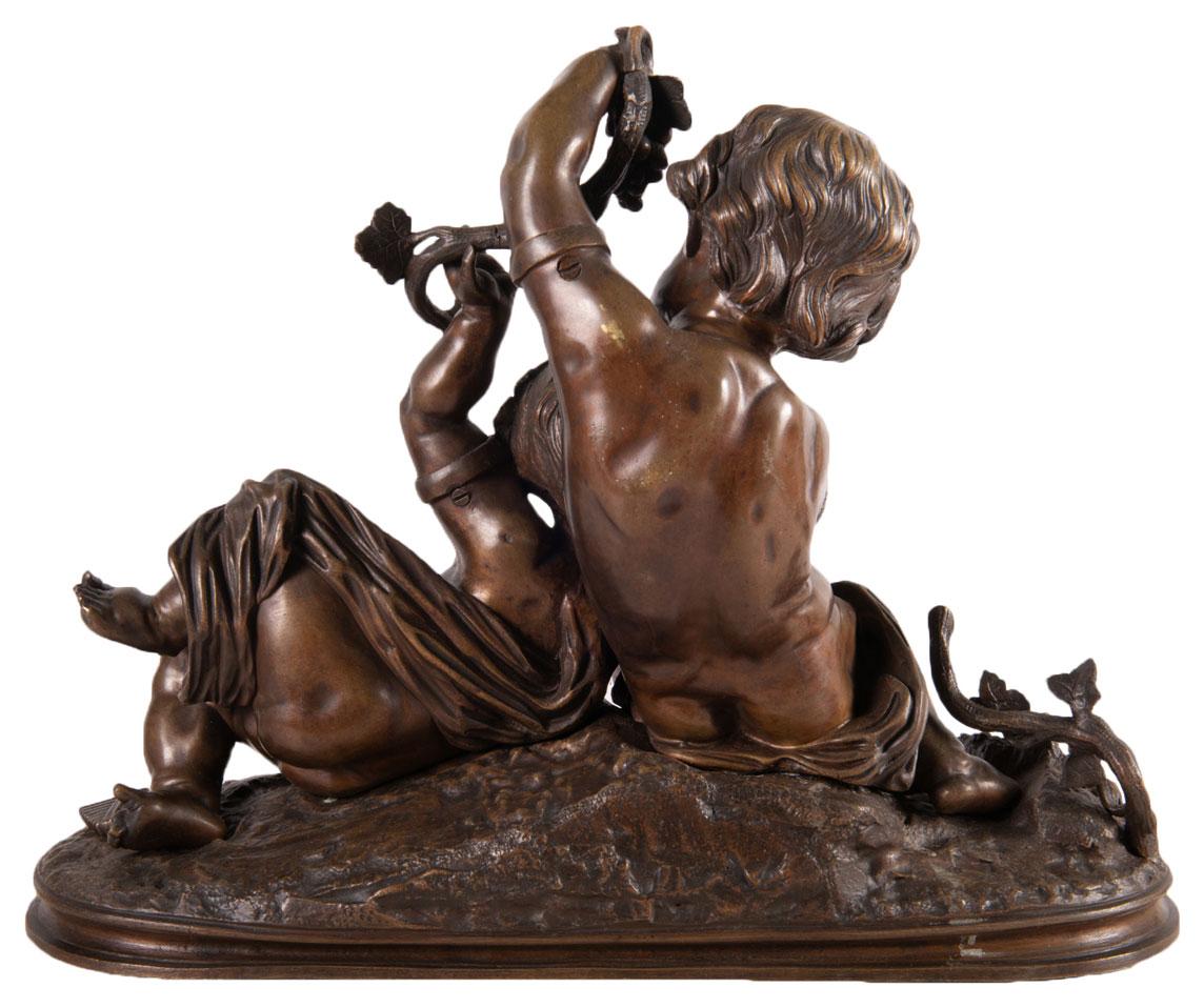 Bronze Groupe de deux putti jouant avec les raisins de Bacchus du 19ème siècle en vente