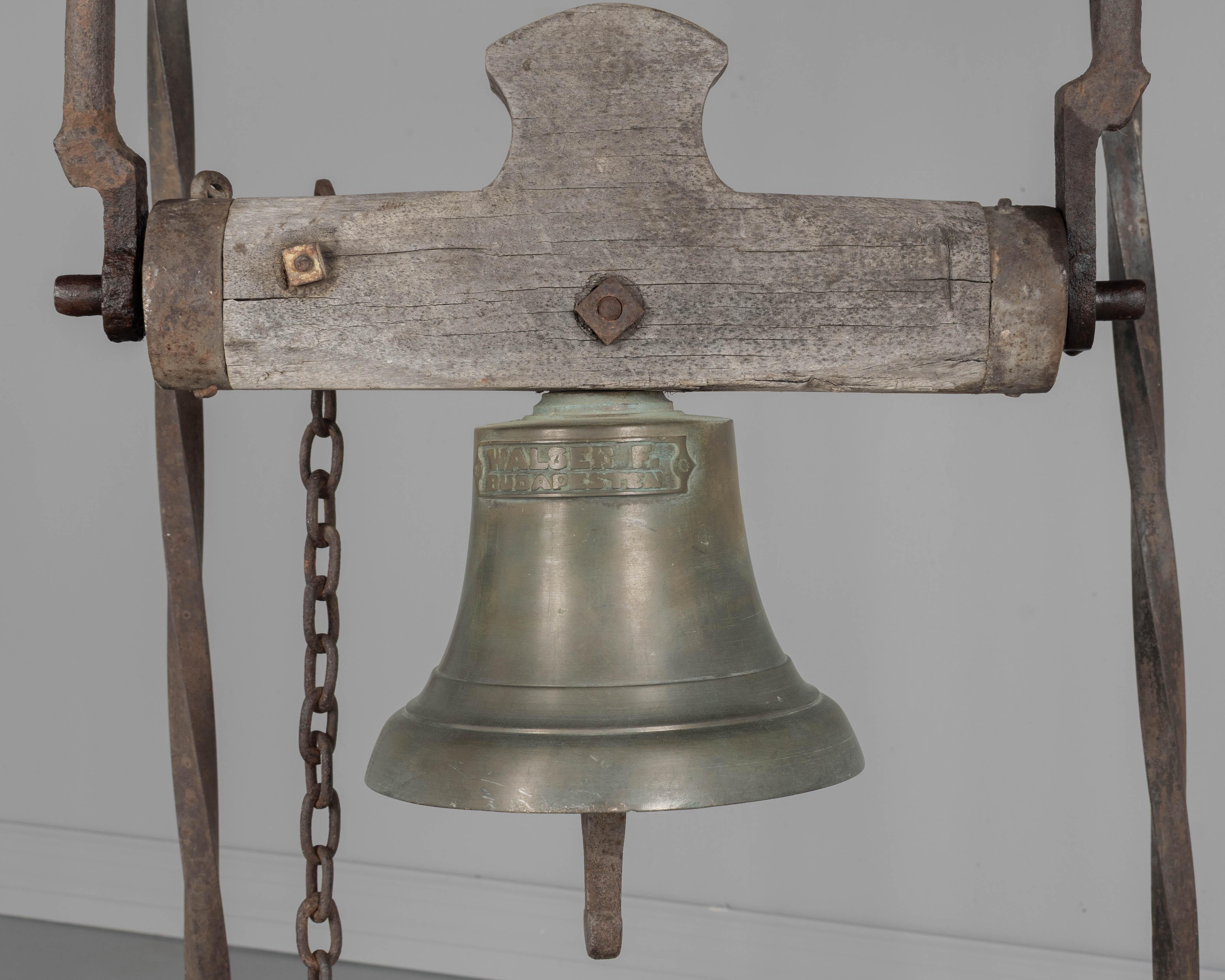 Campana de bronce del siglo XIX con cúpula de zinc en venta 4