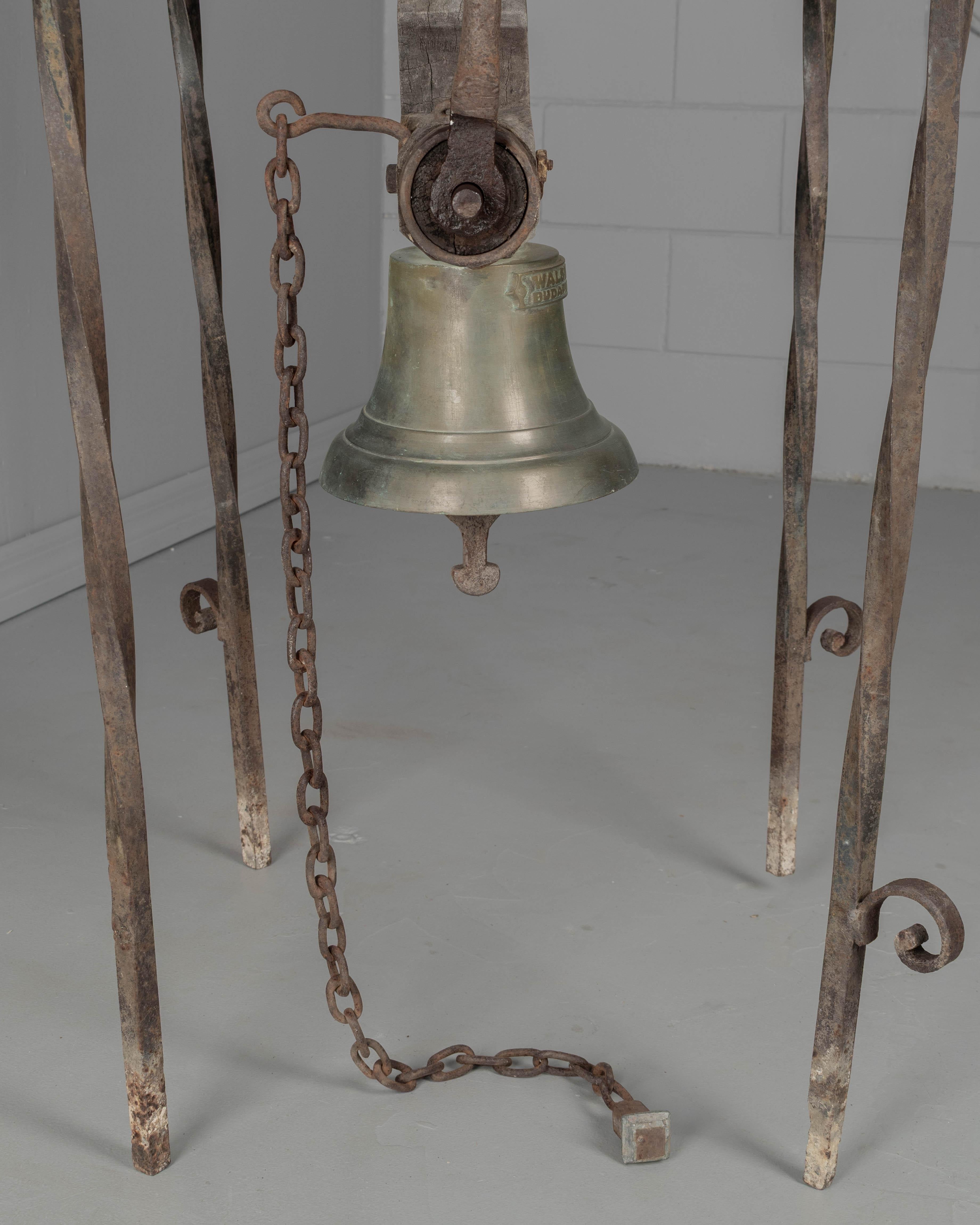 Campana de bronce del siglo XIX con cúpula de zinc en venta 5
