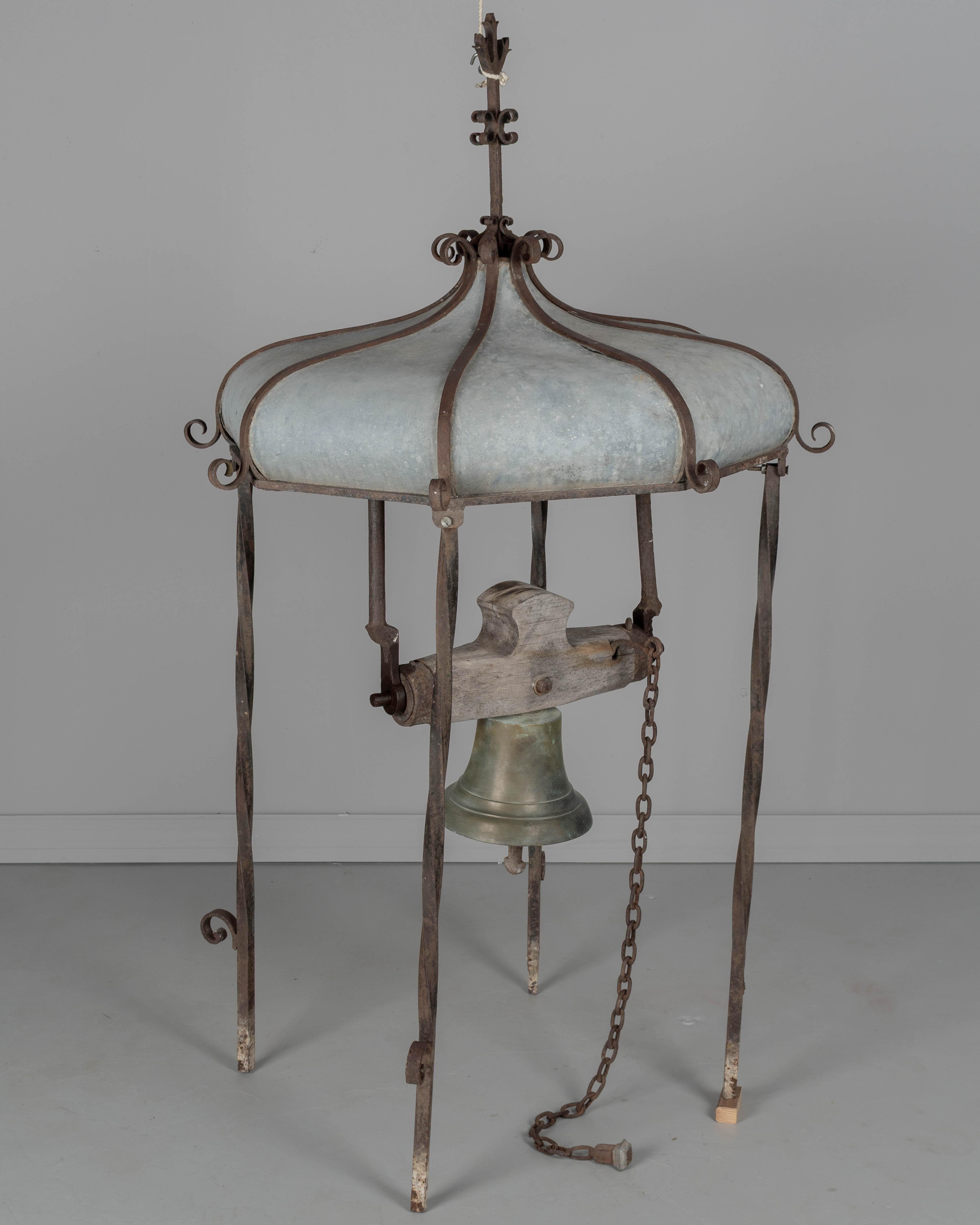 Campana de bronce del siglo XIX con cúpula de zinc Provincial francés en venta