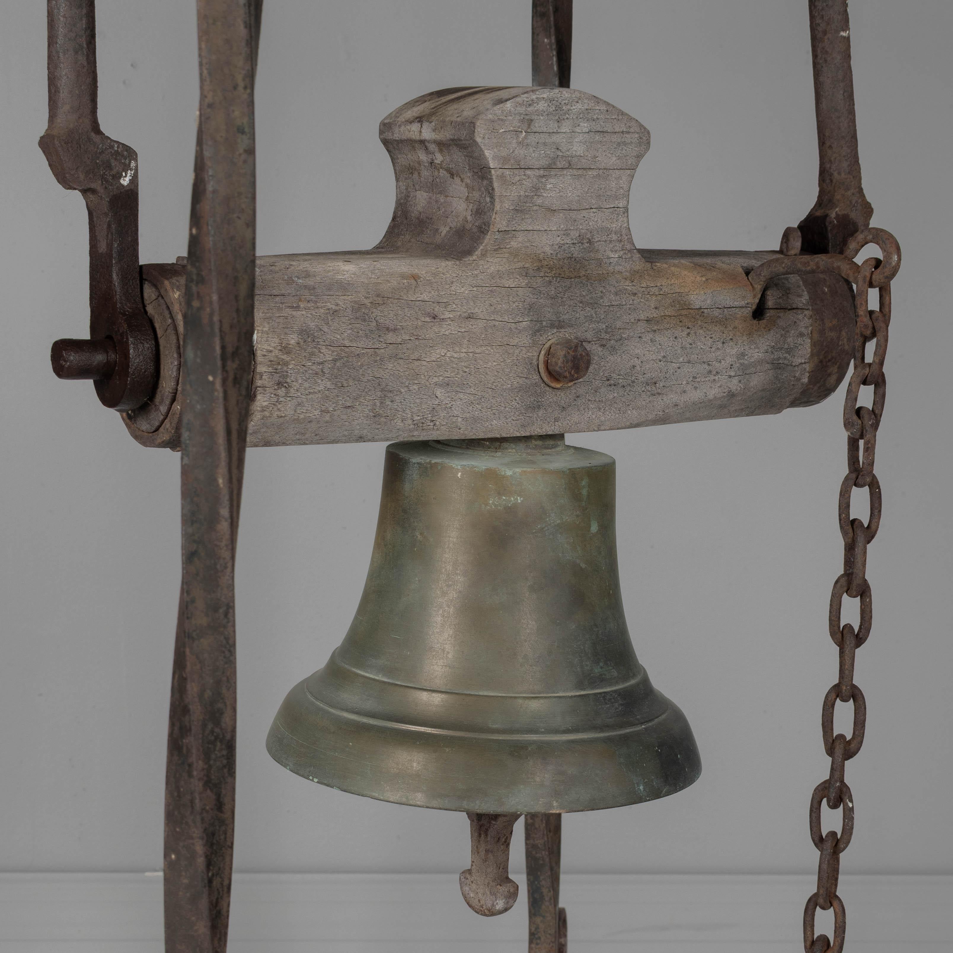 Campana de bronce del siglo XIX con cúpula de zinc Vaciado en venta