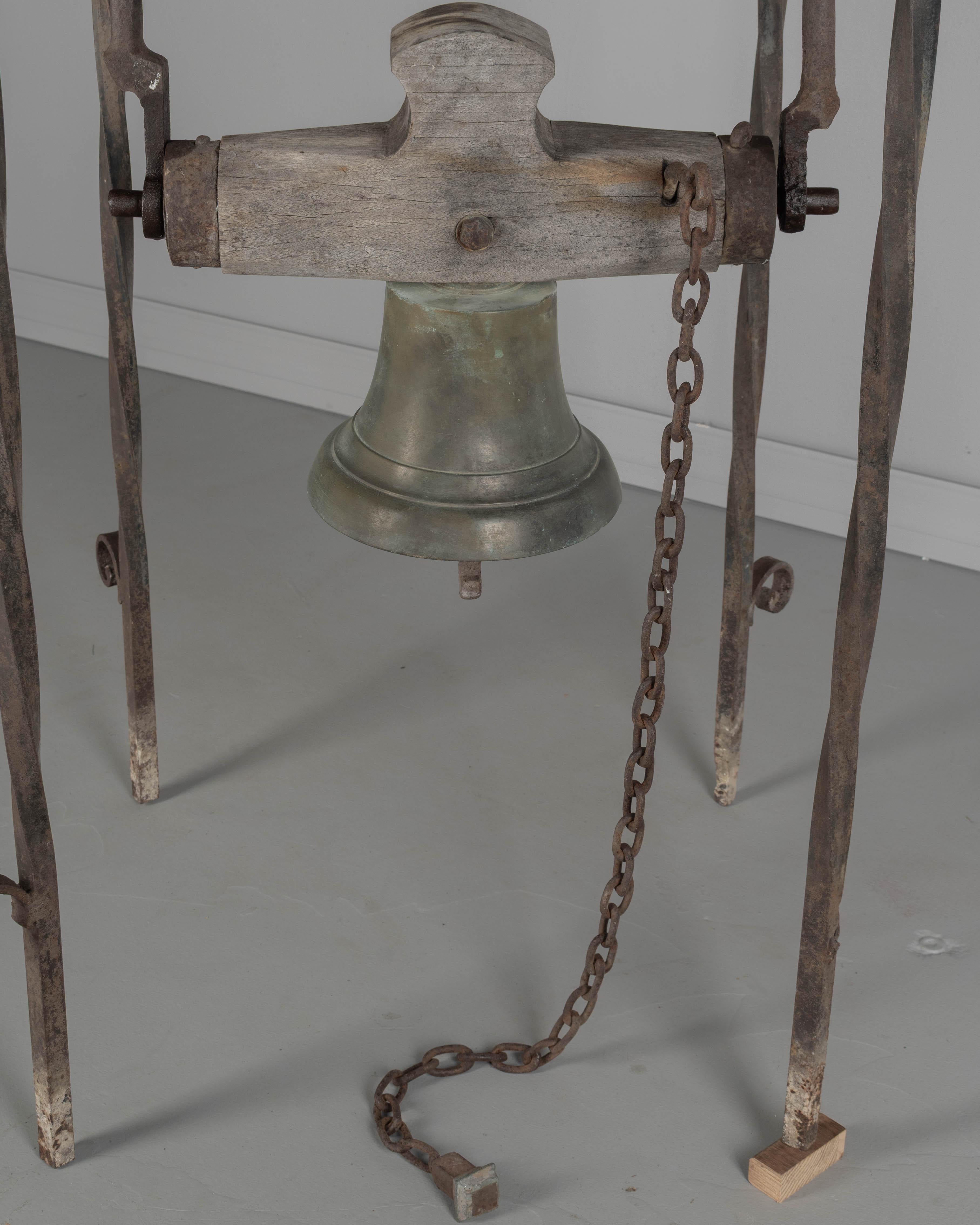 Campana de bronce del siglo XIX con cúpula de zinc Bronce en venta
