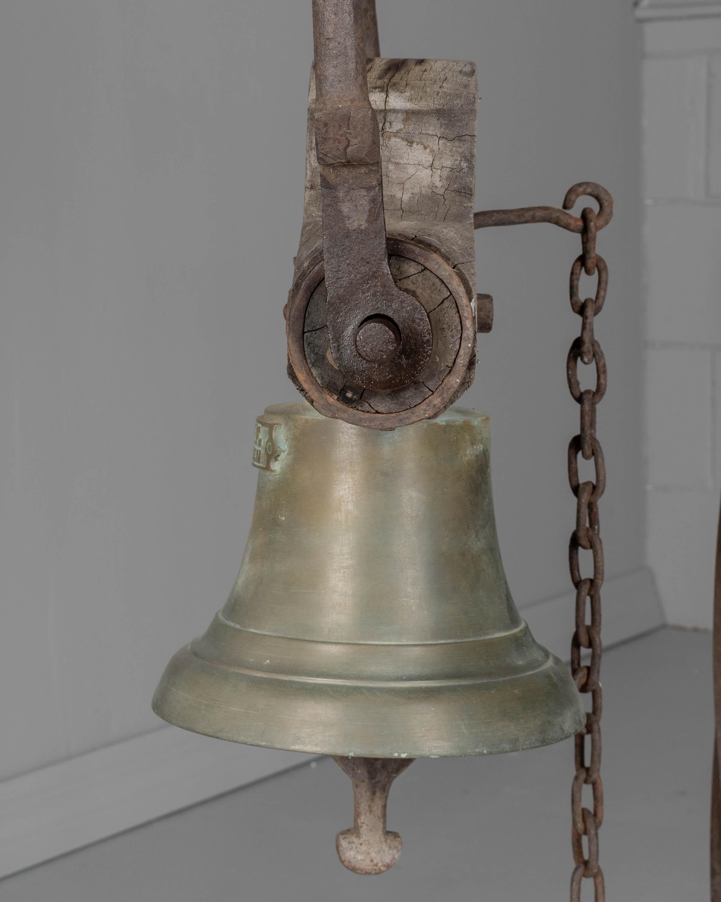 Campana de bronce del siglo XIX con cúpula de zinc en venta 1
