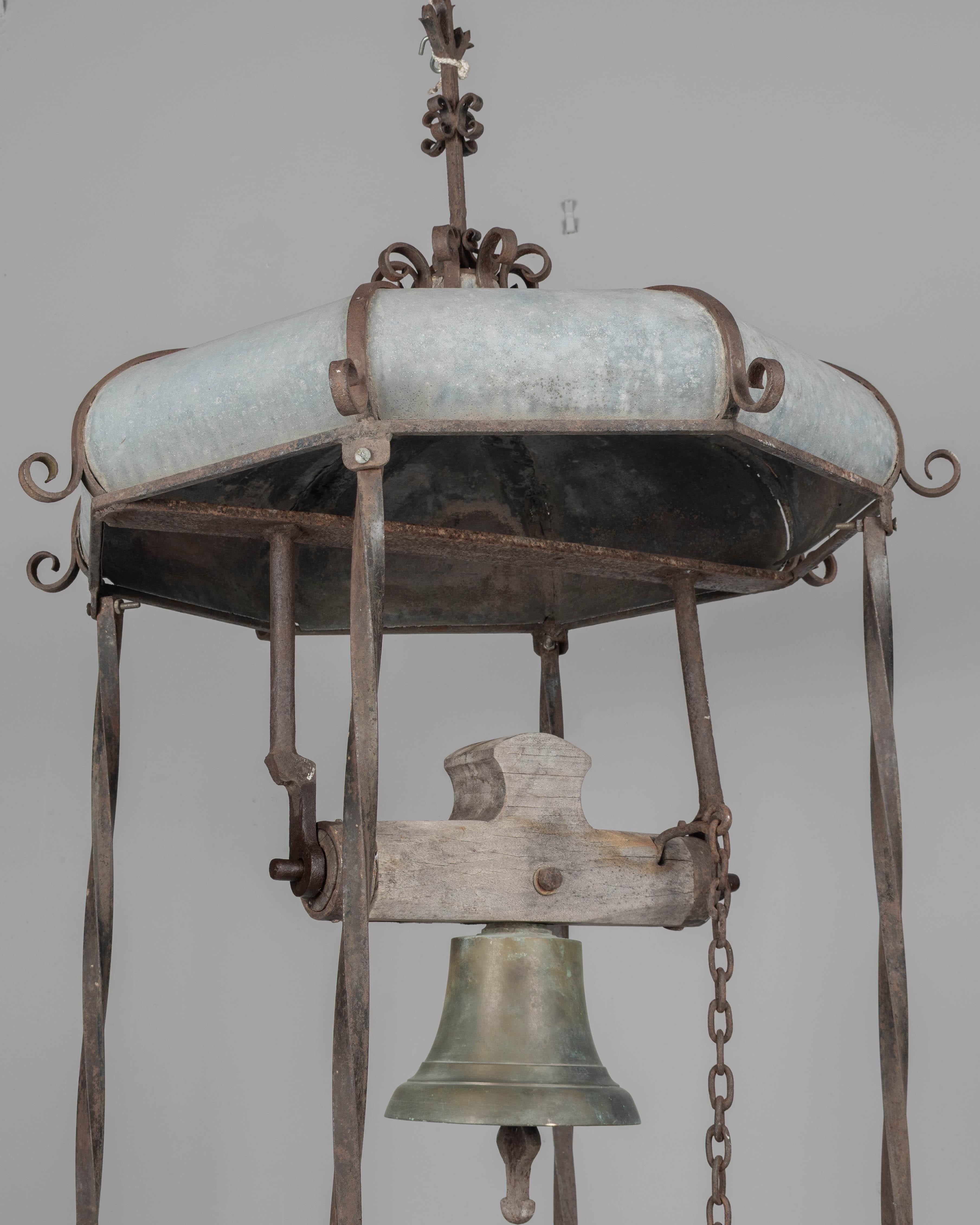 Campana de bronce del siglo XIX con cúpula de zinc en venta 2