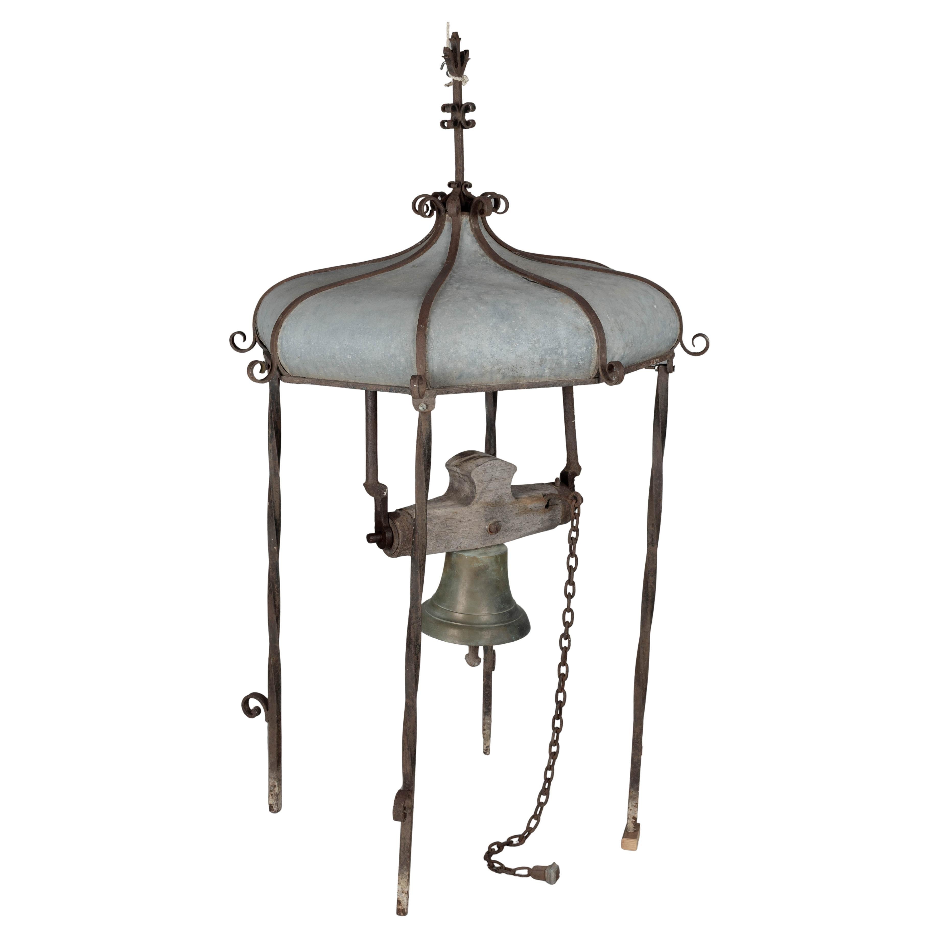 Campana de bronce del siglo XIX con cúpula de zinc en venta