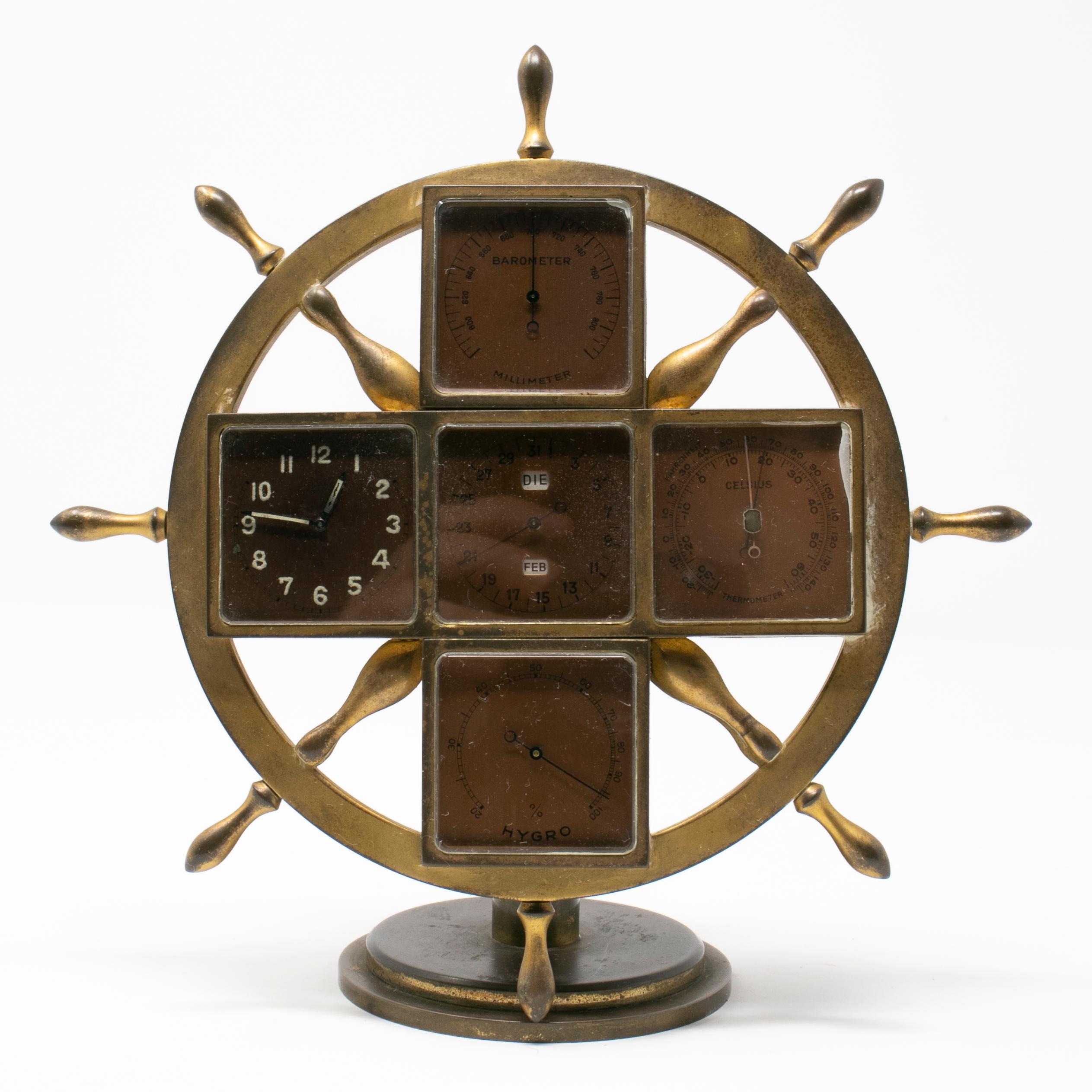 pendule de table en bronze du 19e siècle en forme de roue de bateau de capitaine de navire avec plusieurs cadrans d'horloge.