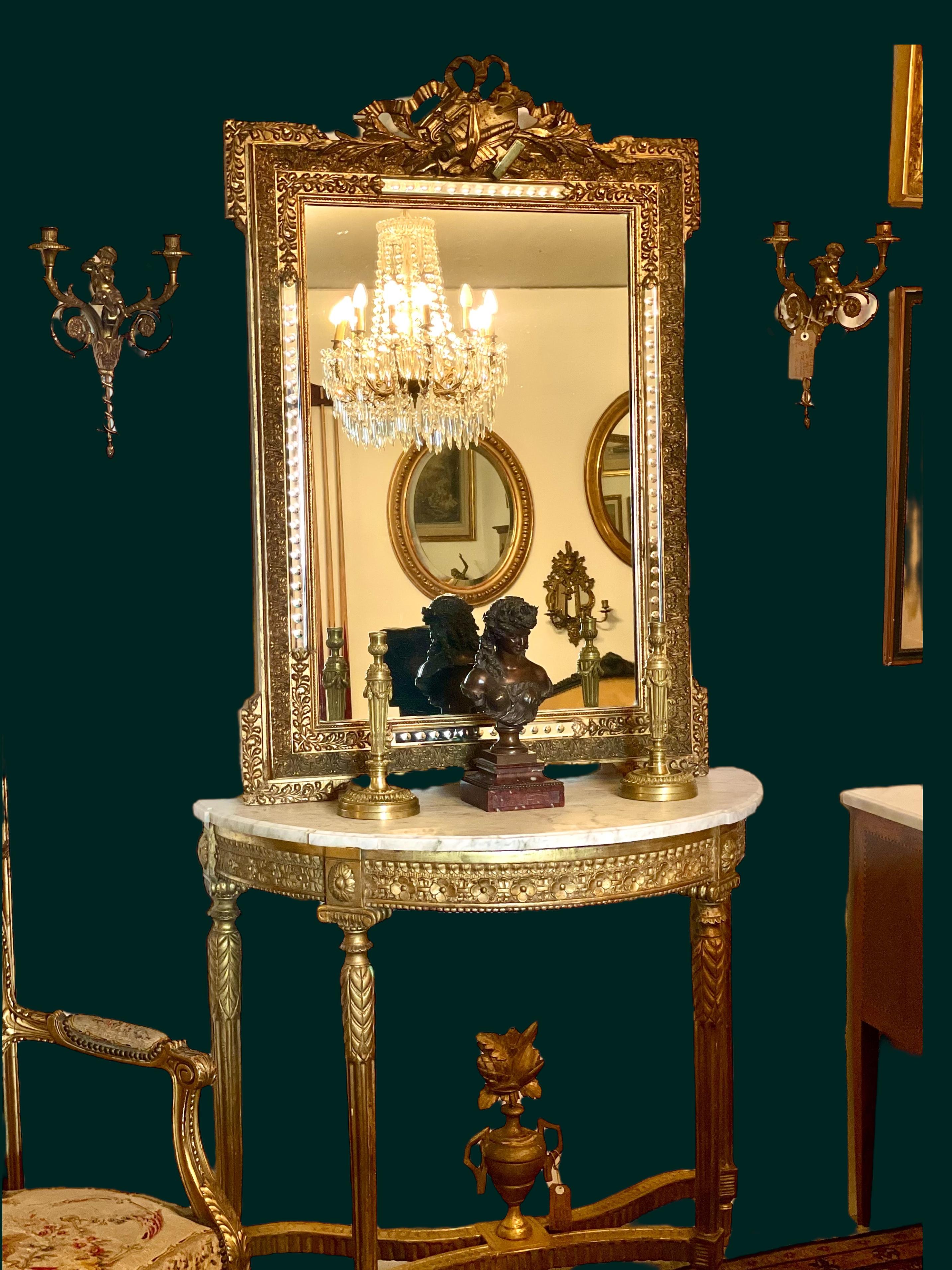 Ce buste en bronze, signé par le célèbre sculpteur français Mathurin Moreau (1822-1912), est un exemple captivant de l'art décoratif français du XIXe siècle. Moulé avec une finesse exceptionnelle, il représente une jeune femme dans une attitude