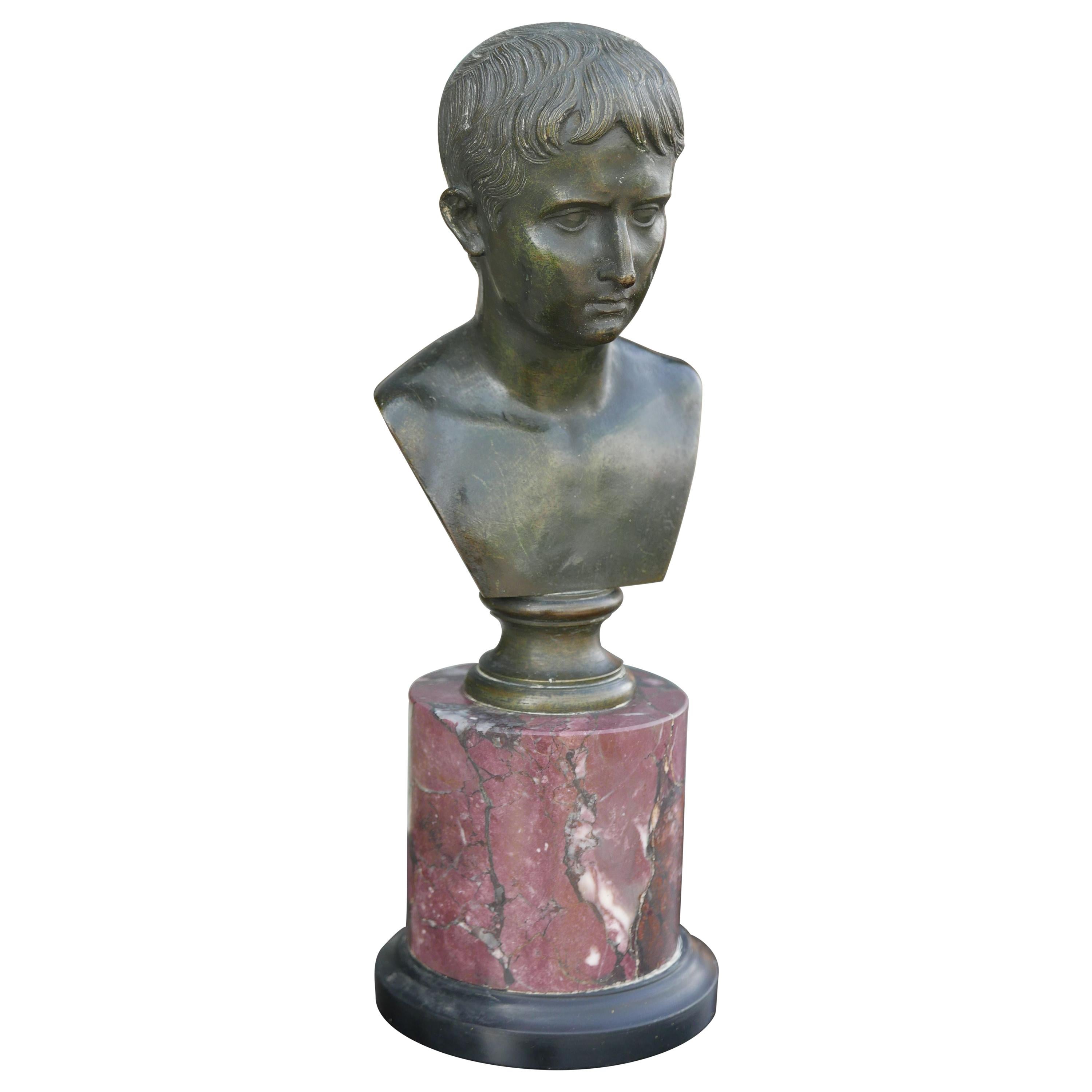 bronzebüste von Caesar aus dem 19. Jahrhundert auf Marmorsockel im Angebot