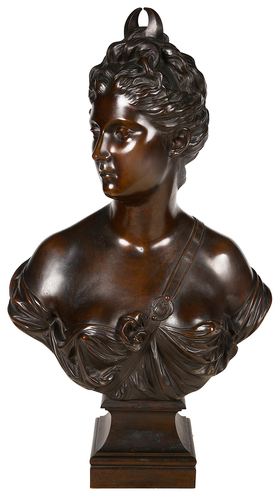 Un busto di Diana in bronzo patinato del XIX secolo di ottima qualità, sollevato su una base a plinto.

Diana è una dea della religione romana ed ellenistica, considerata principalmente una protettrice della campagna, dei cacciatori, dei crocevia e