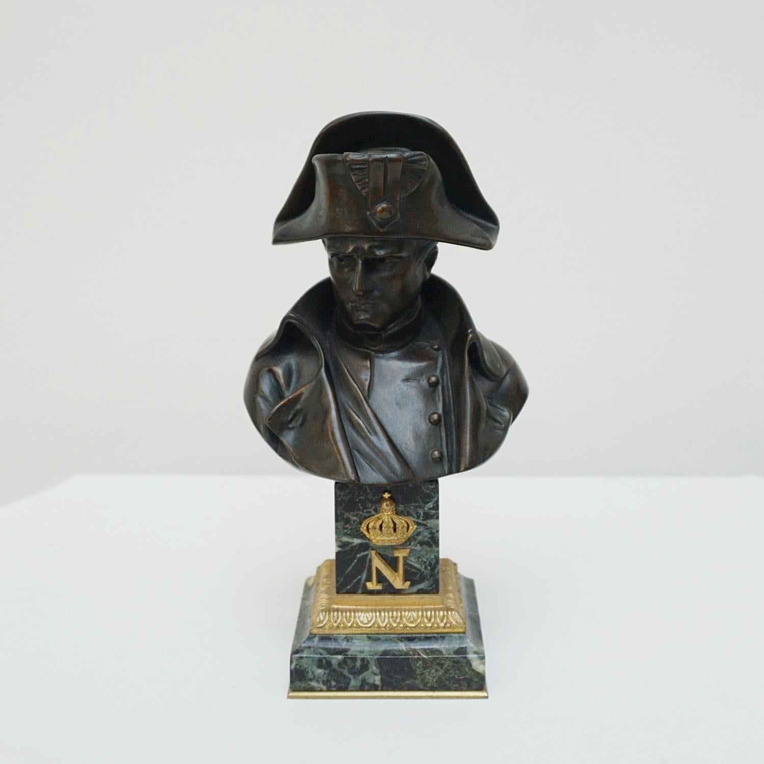 Buste en bronze du XIXe siècle de Napoléon Bonaparte par Emile Pinédo (1840 -1916). Le tout reposant sur une base en marbre à gradins. Signé 