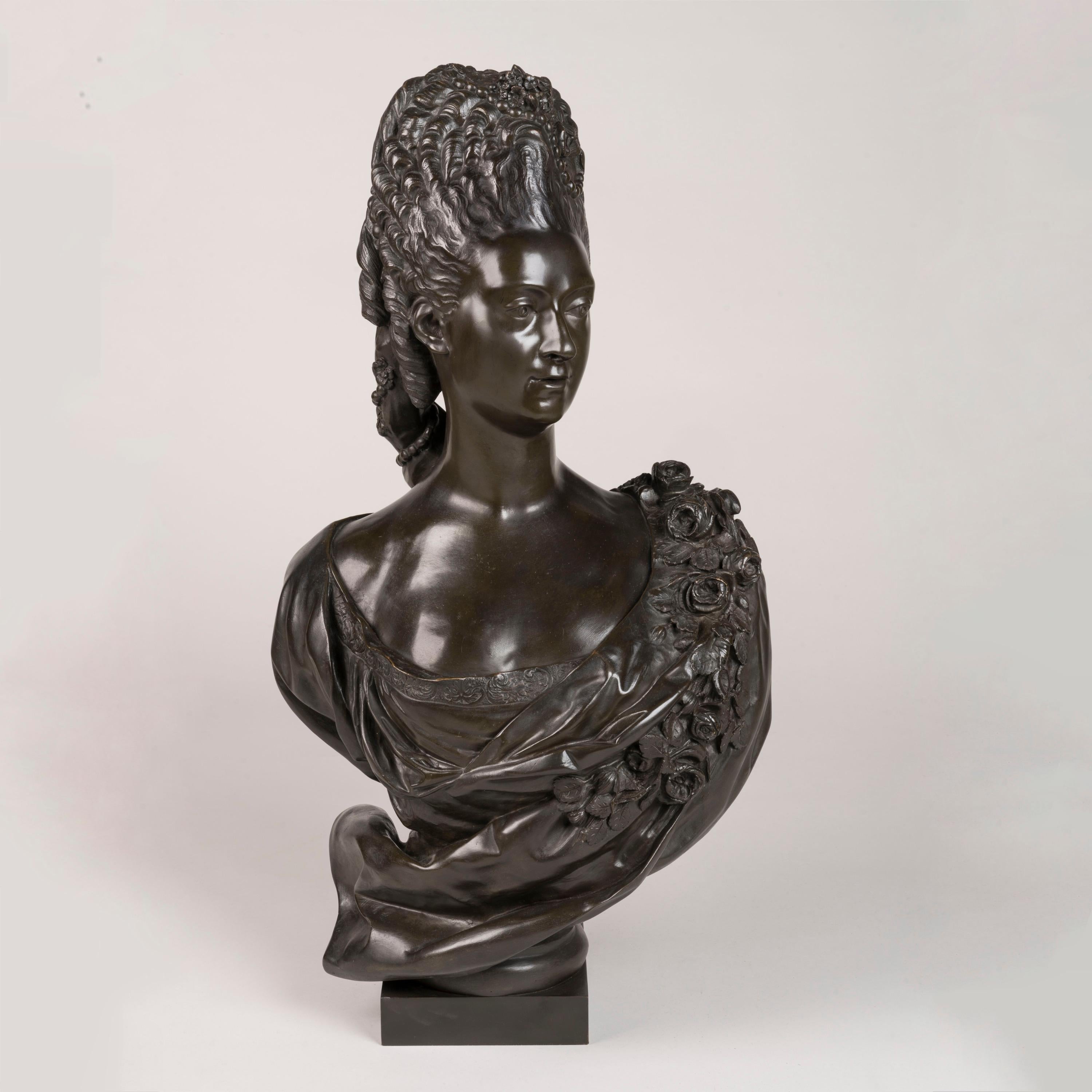 Un busto in bronzo patinato
Di Mari Adélaïde, Principessa di Francia

Mari Adélaïde di Francia (1732-1800) fu una figura di spicco durante il regno di suo nipote, Luigi XVI. Come principessa francese e quarta figlia del re Luigi XV, guidò la sua