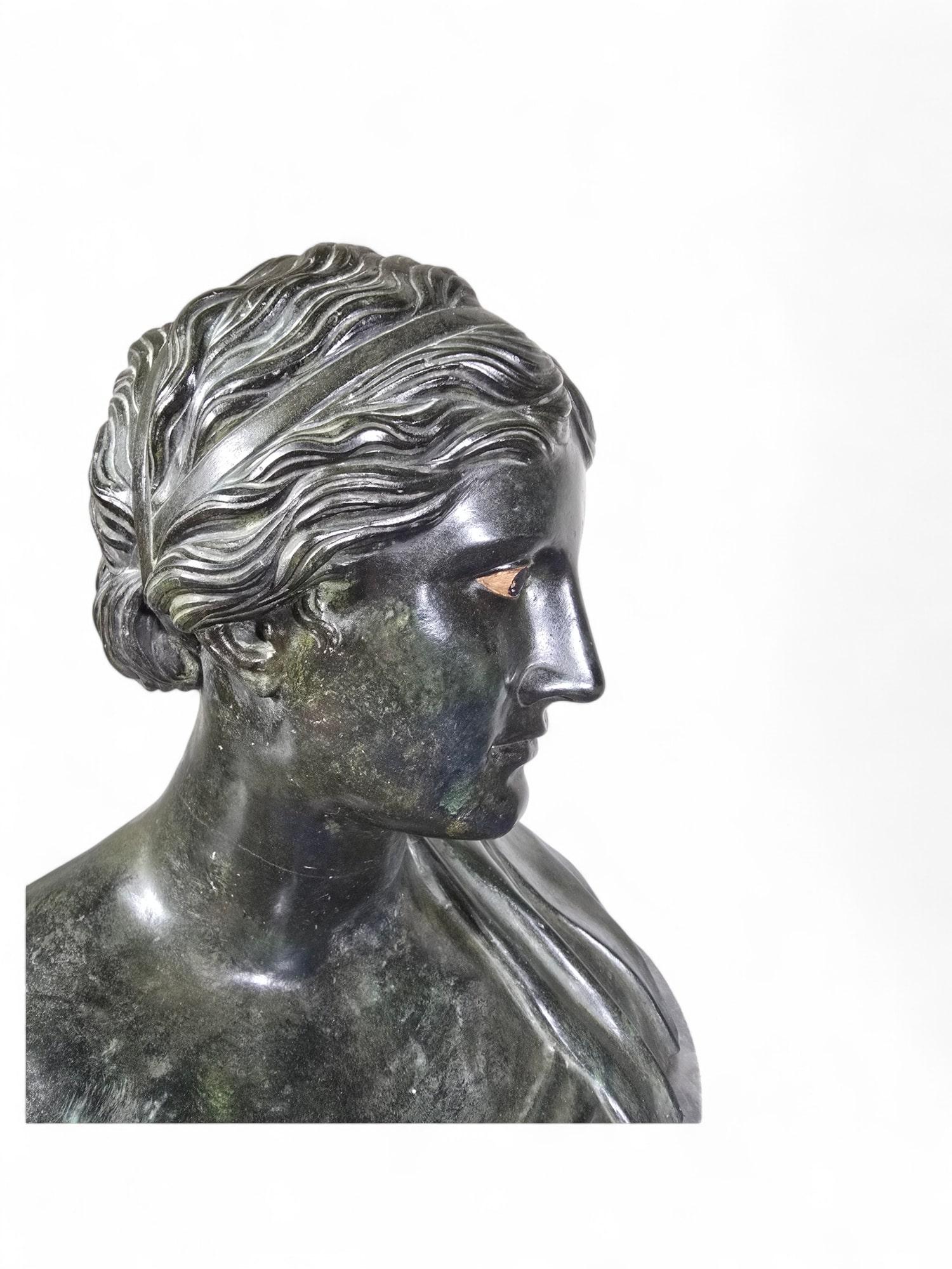 Milieu du XIXe siècle Buste du grec Poetess Sappho du 19e siècle en vente