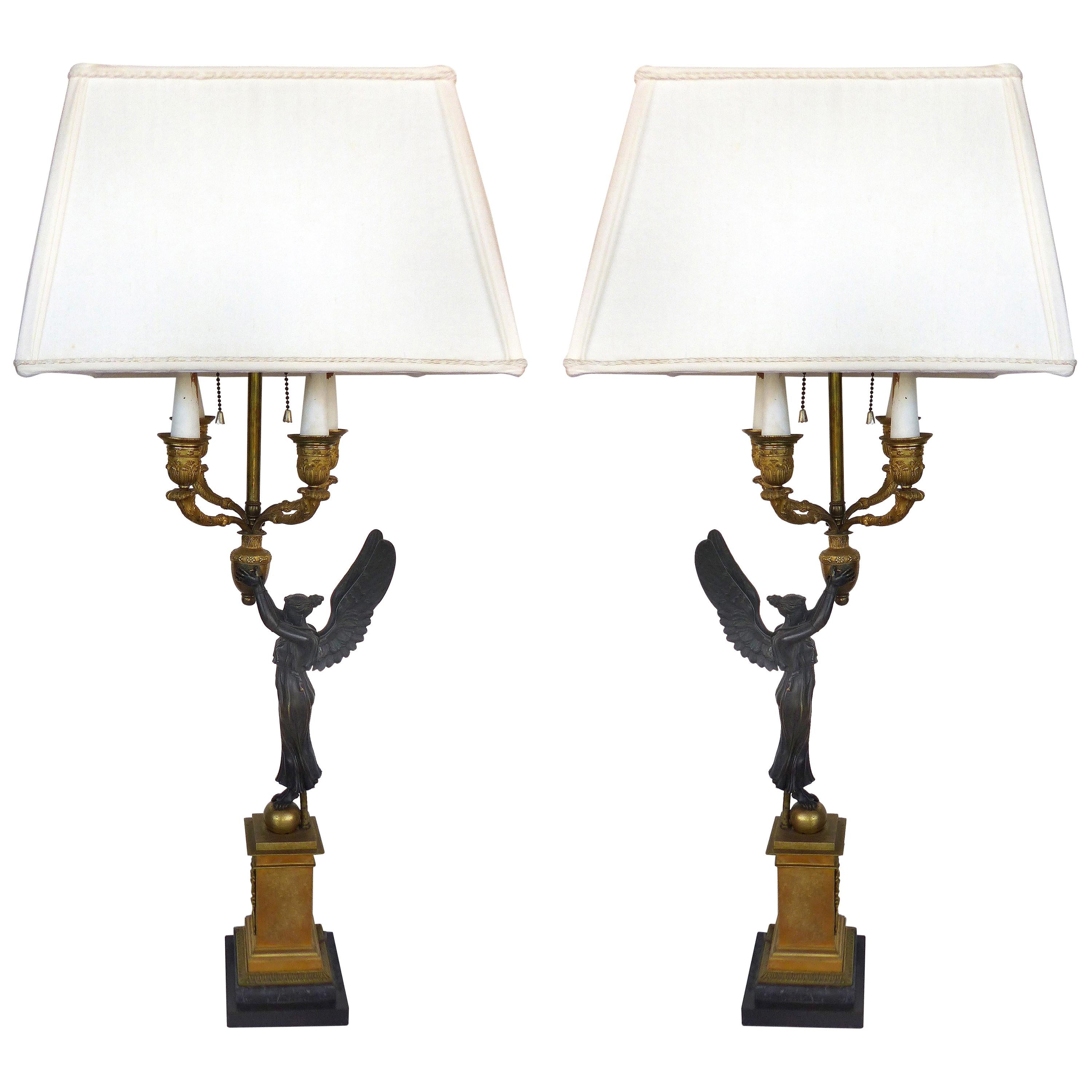 Paire de candélabres en bronze de style Empire français du XIXe siècle, montés en lampe