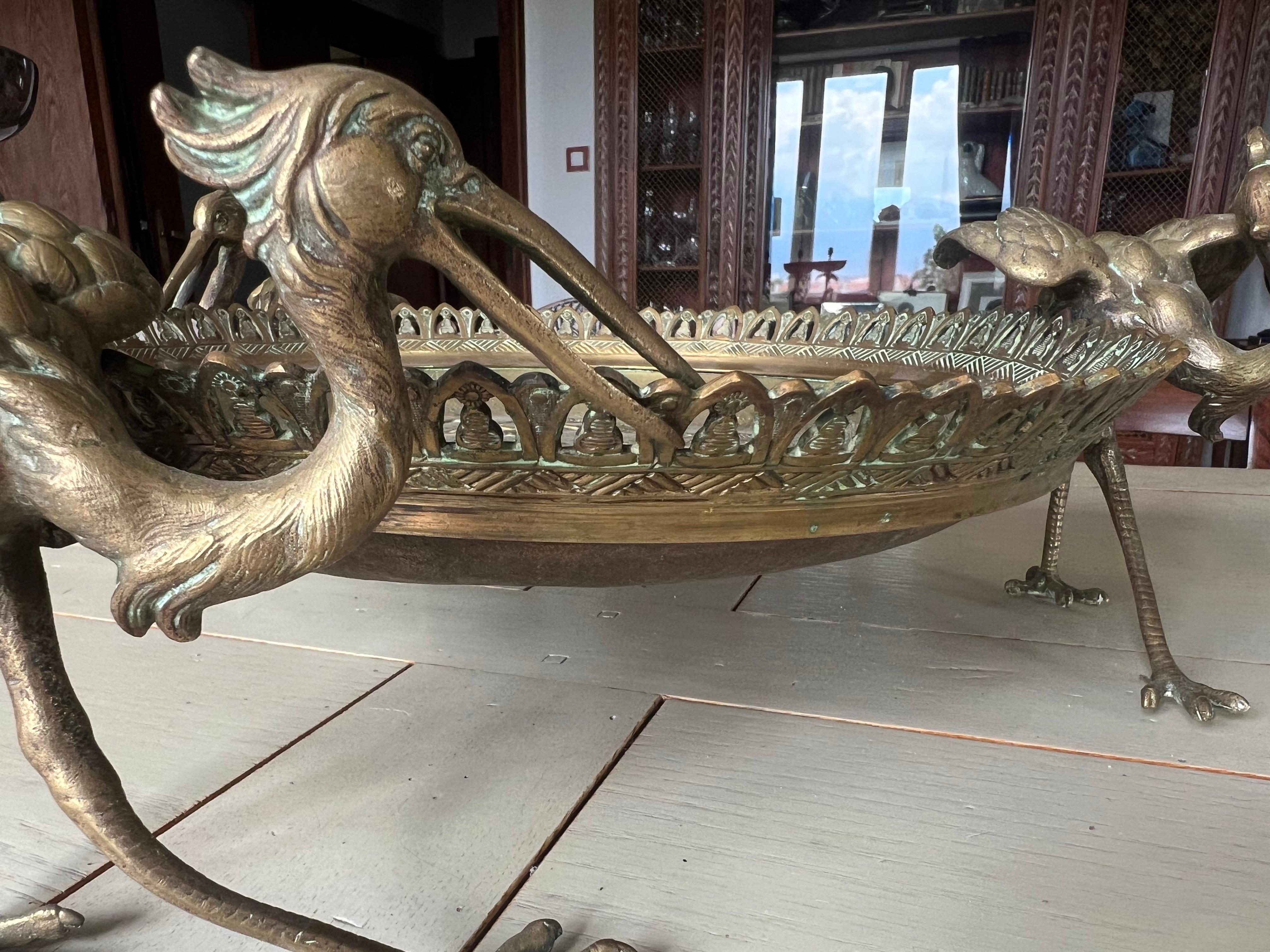 Centre de table en bronze du XIXe siècle gravé de figures et tenu par des oiseaux Crane en vente 4