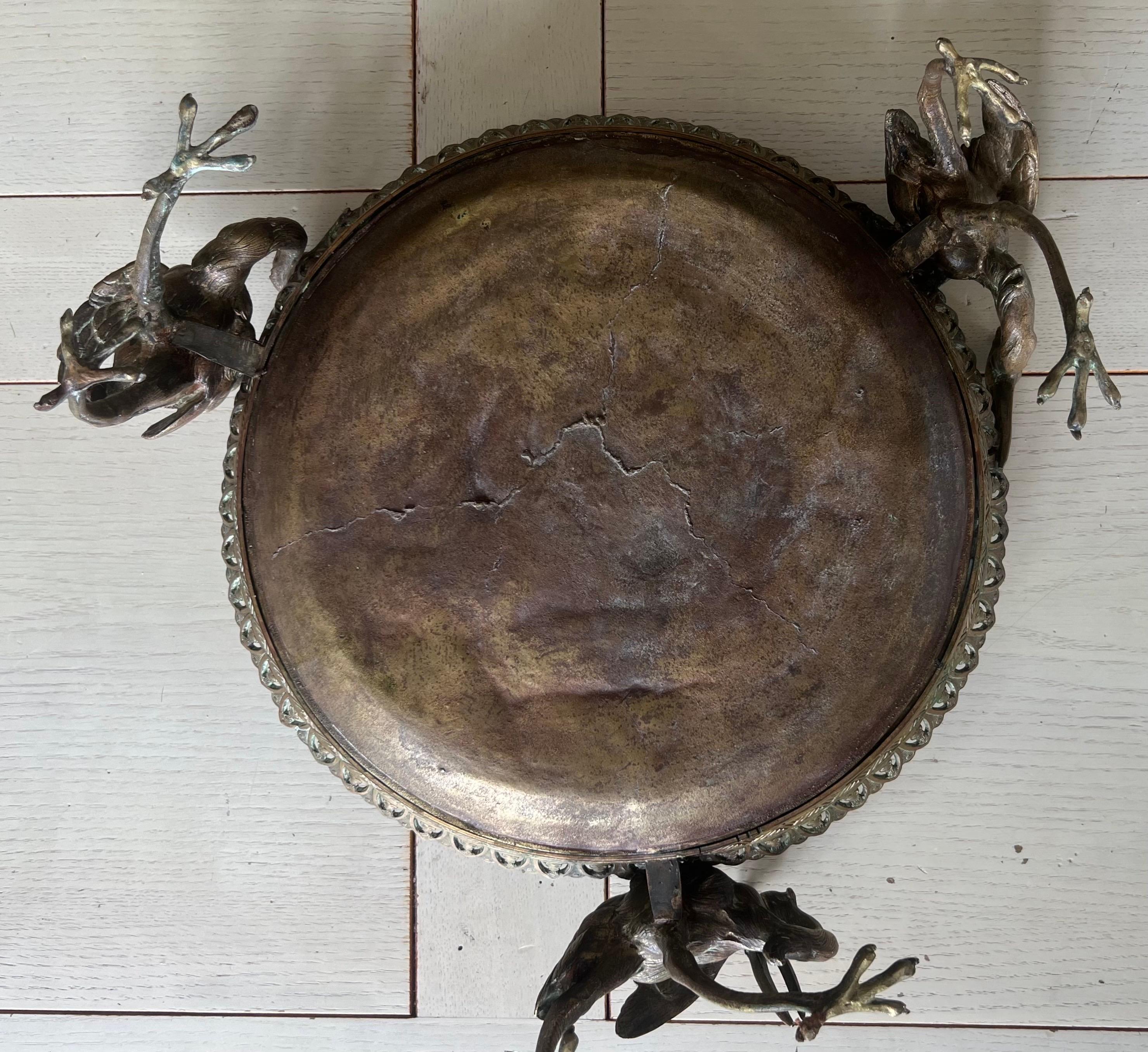 Centre de table en bronze du XIXe siècle gravé de figures et tenu par des oiseaux Crane en vente 5