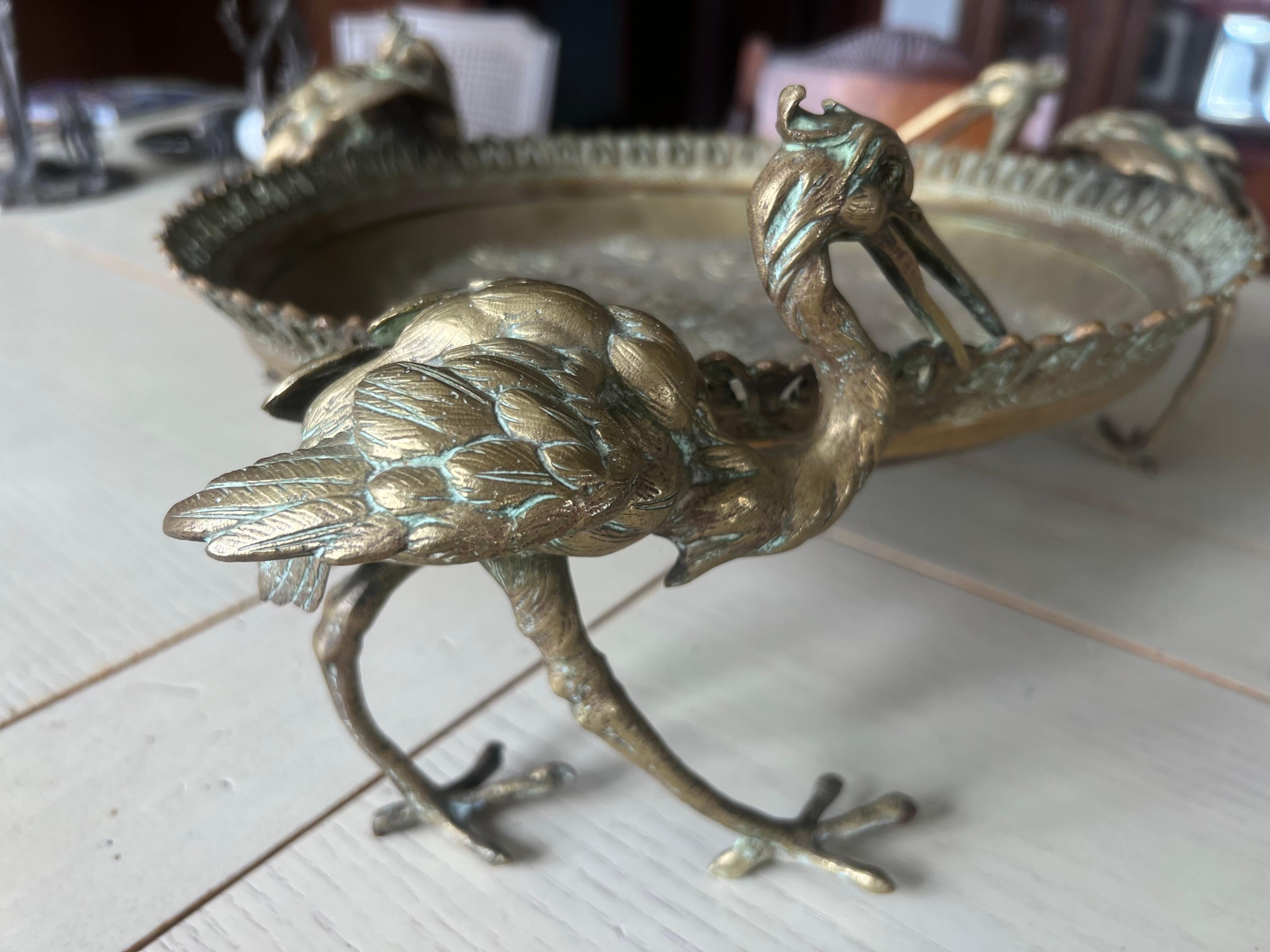 Centre de table en bronze du XIXe siècle gravé de figures et tenu par des oiseaux Crane en vente 6