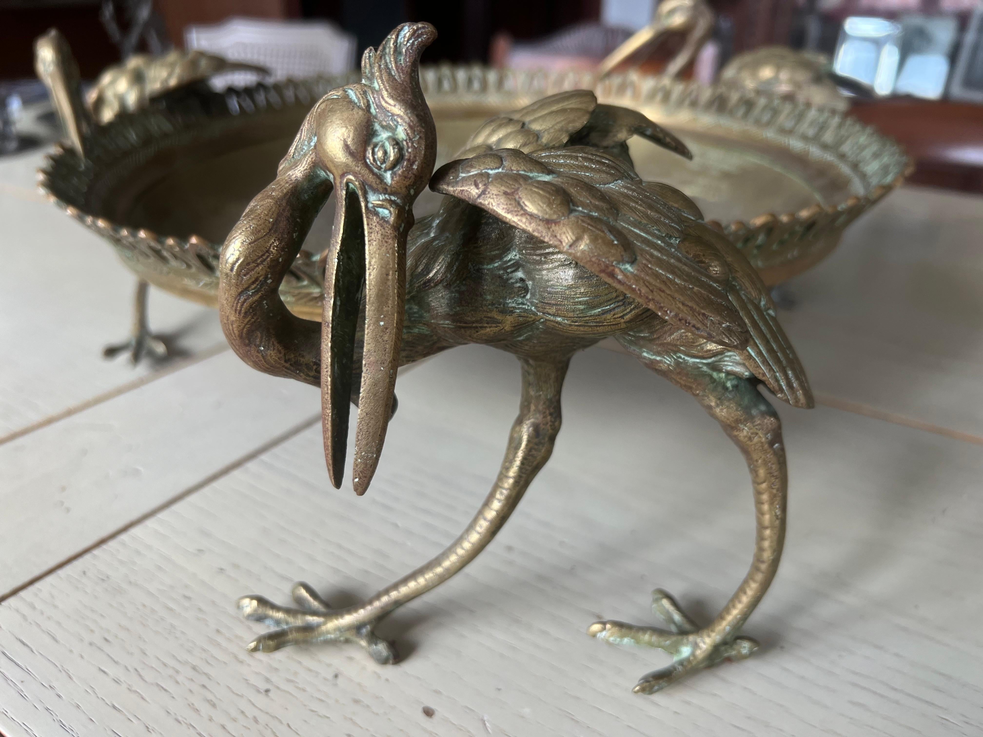 Centre de table en bronze du XIXe siècle gravé de figures et tenu par des oiseaux Crane en vente 7