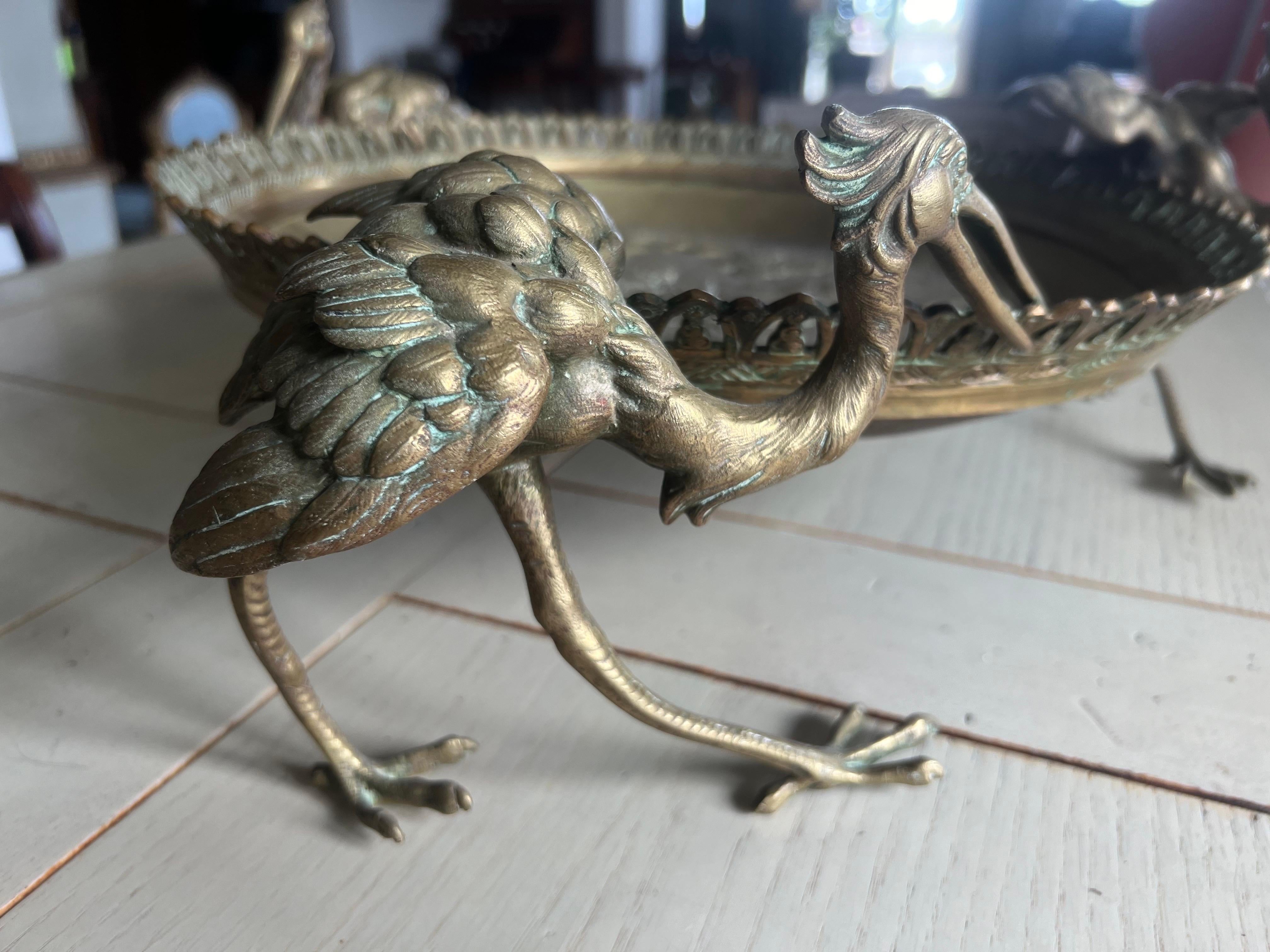 Centre de table en bronze du XIXe siècle gravé de figures et tenu par des oiseaux Crane en vente 8