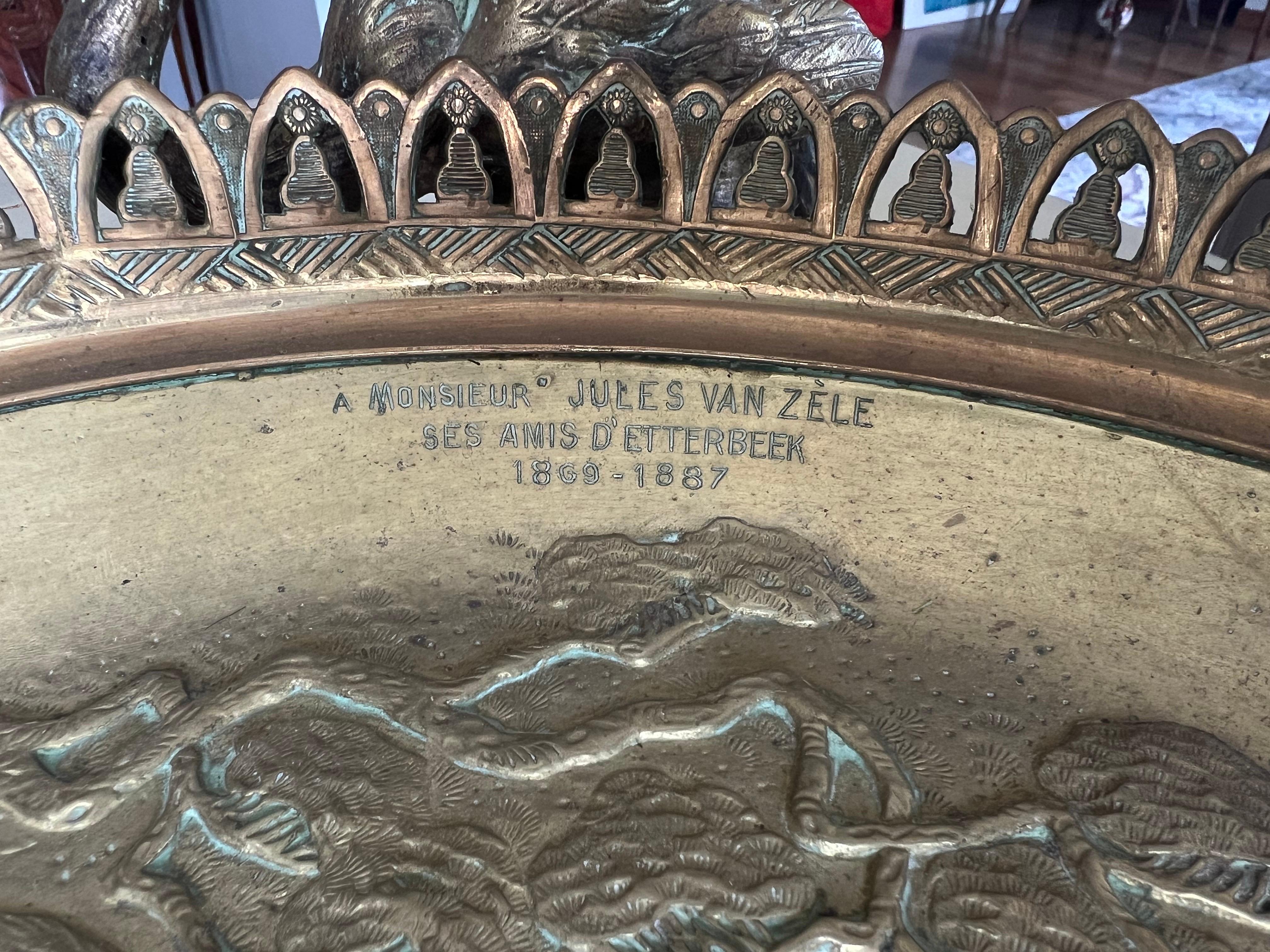 Centre de table en bronze du XIXe siècle gravé de figures et tenu par des oiseaux Crane en vente 9