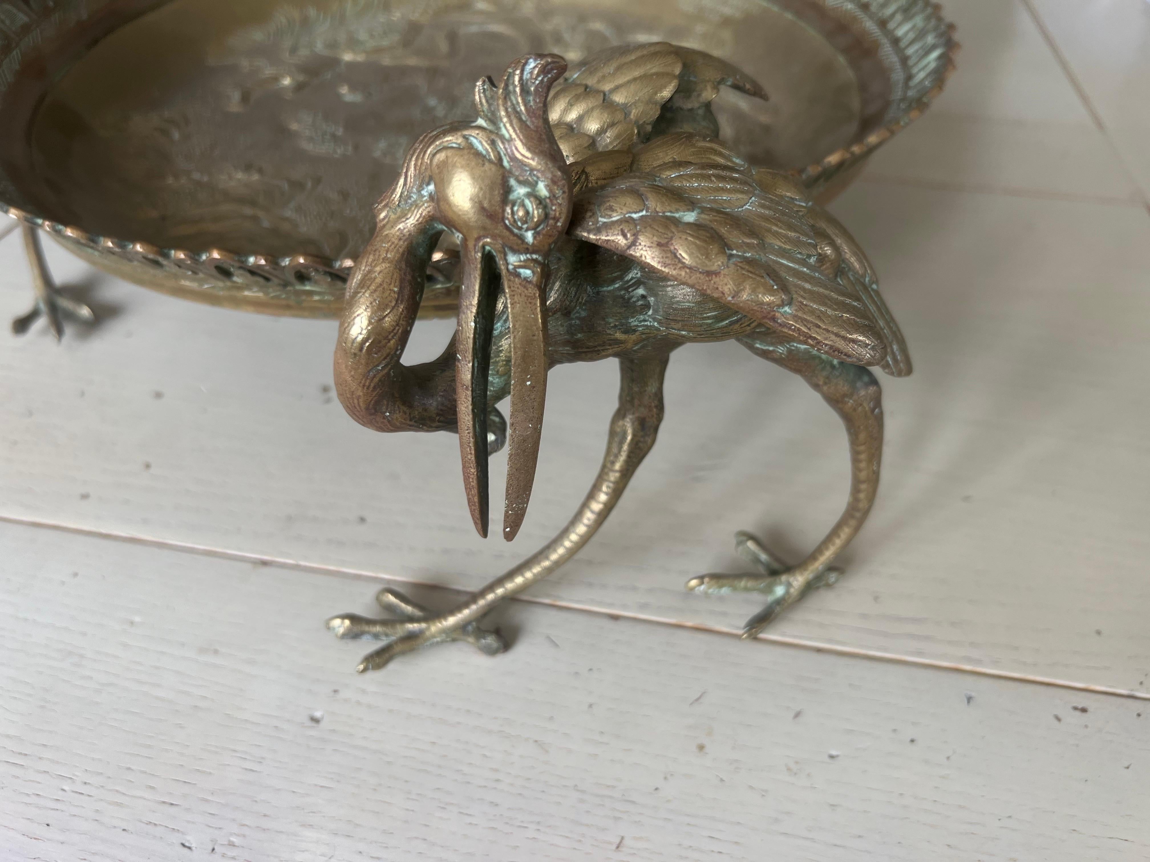 Centre de table en bronze du XIXe siècle gravé de figures et tenu par des oiseaux Crane en vente 10