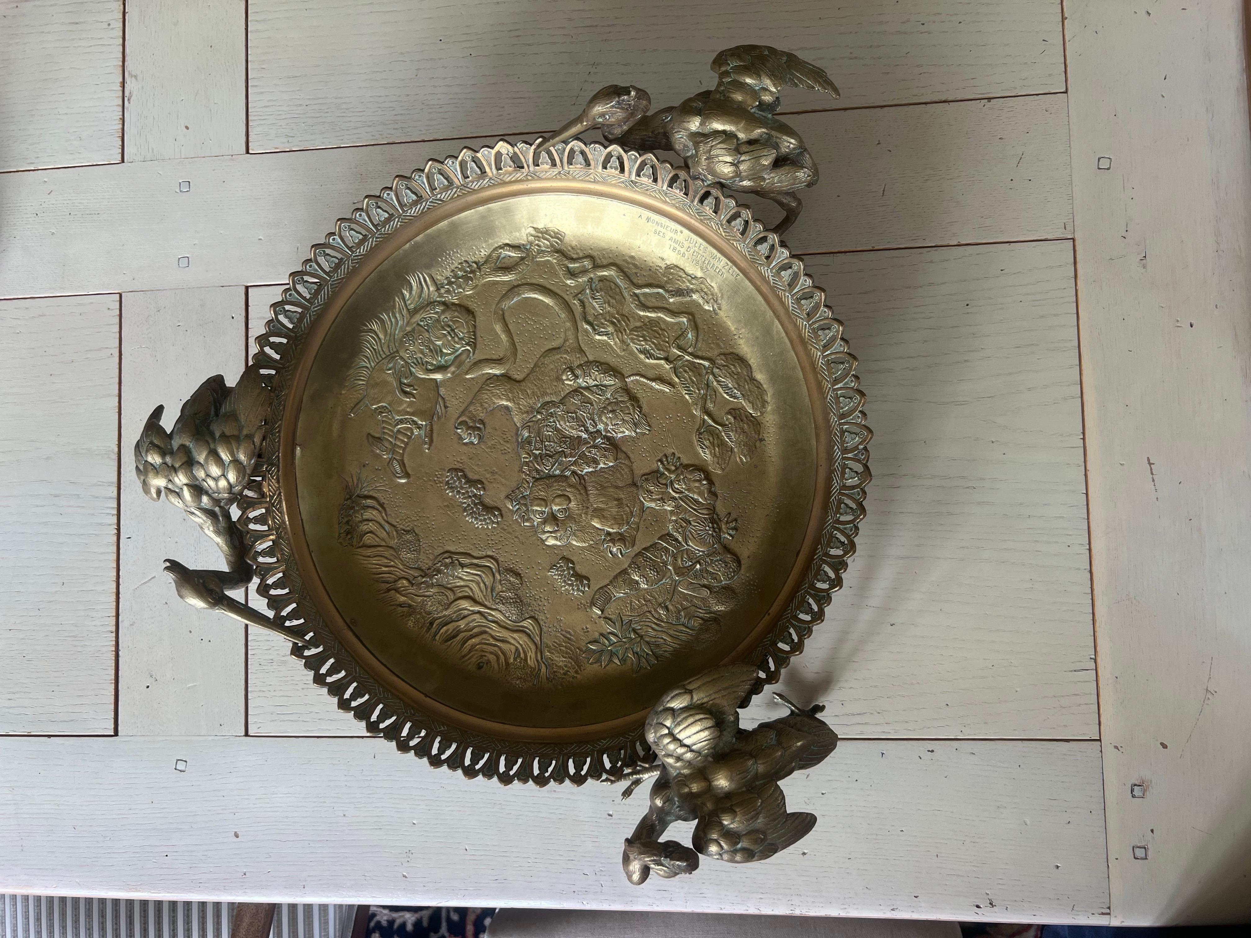 Centre de table en bronze du XIXe siècle gravé de figures et tenu par des oiseaux Crane en vente 11