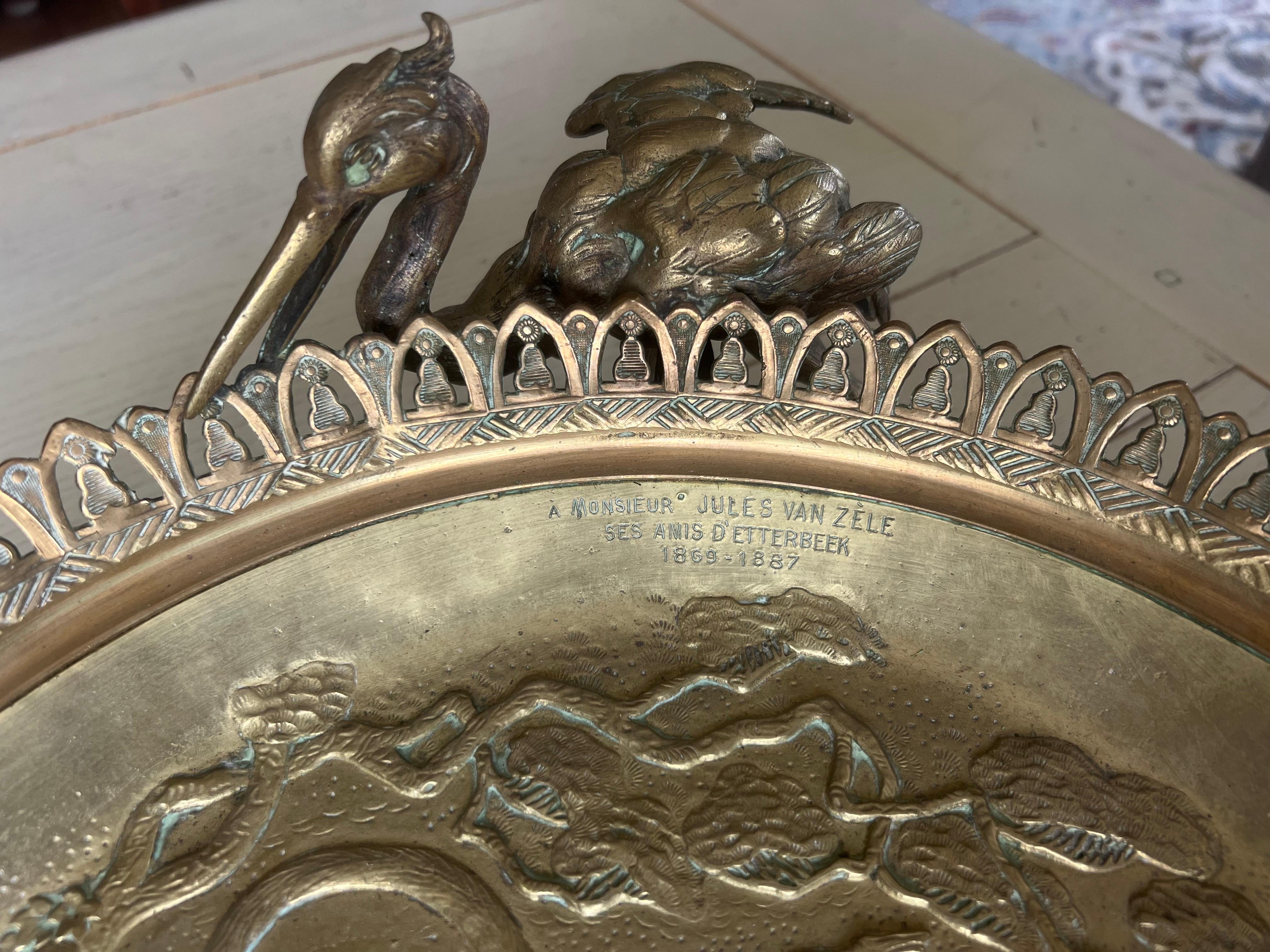 Centre de table en bronze du XIXe siècle gravé de figures et tenu par des oiseaux Crane en vente 12